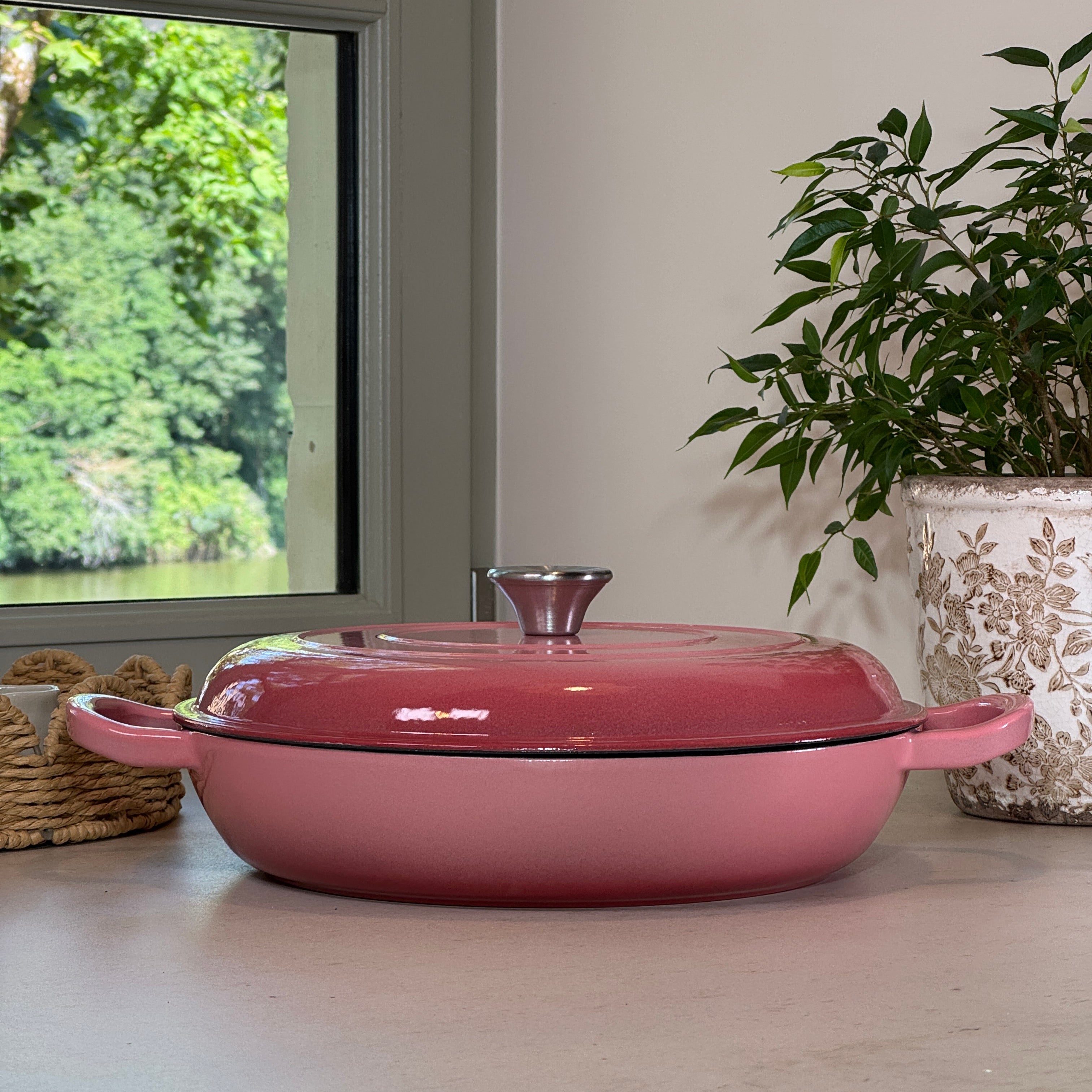 Faitout en fonte émaillée Rose 30 cm avec couvercle à picots pour cuisson homogène
