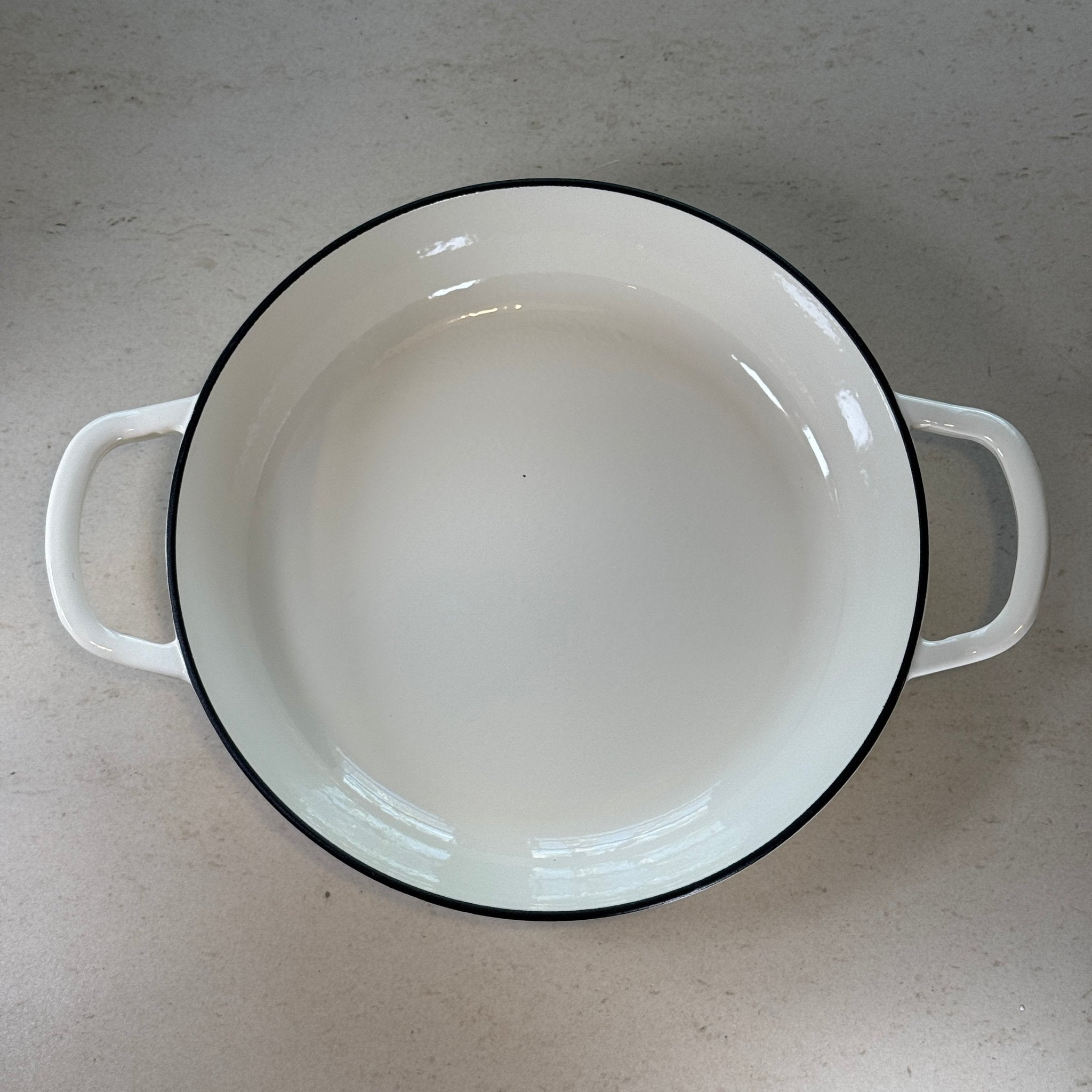 Faitout en fonte émaillée blanc vanille offrant une chaleur homogène pour mijoter soupes, pâtes et plats du quotidien