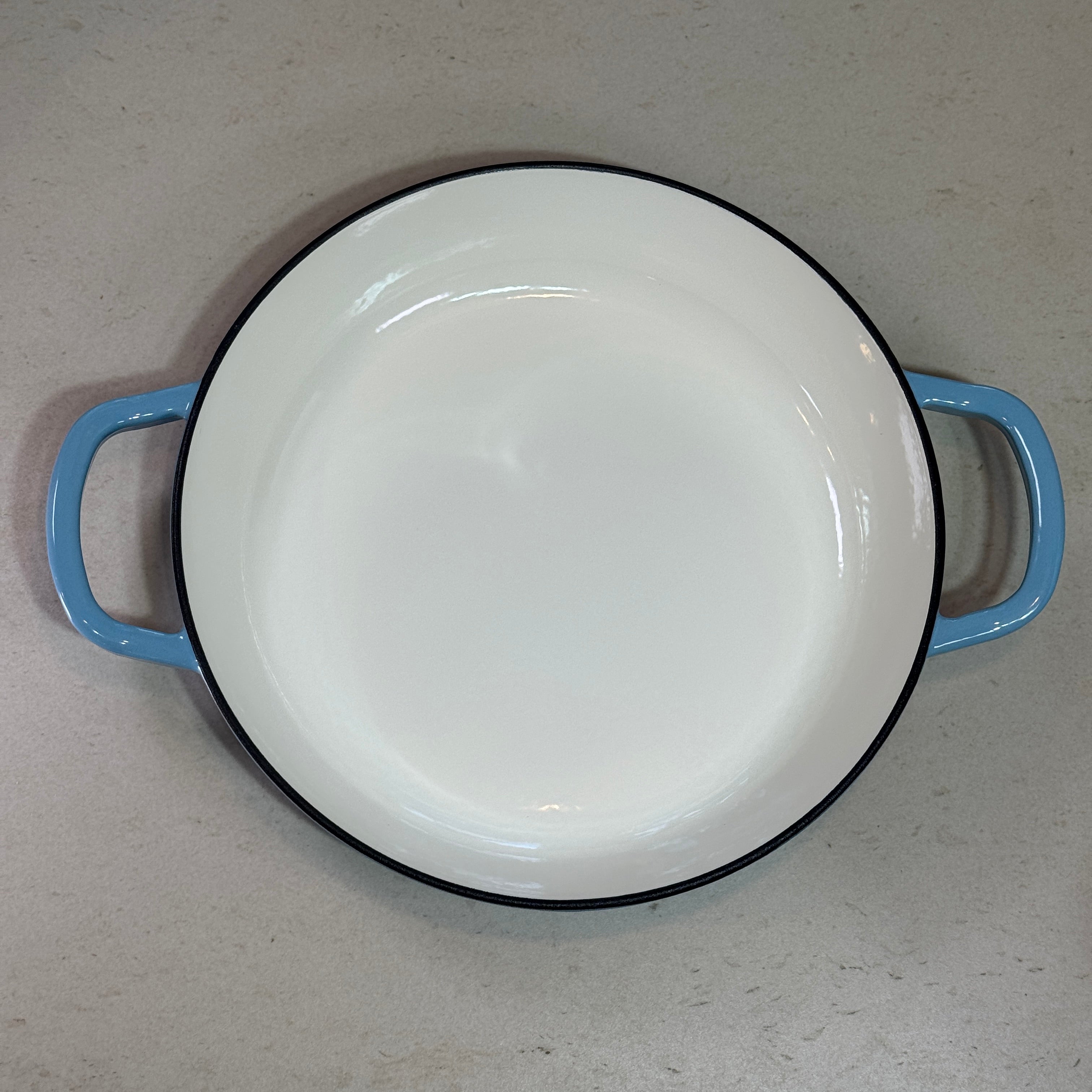 Faitout en fonte émaillée bleu ciel offrant une chaleur homogène pour mijoter soupes, pâtes et plats du quotidien