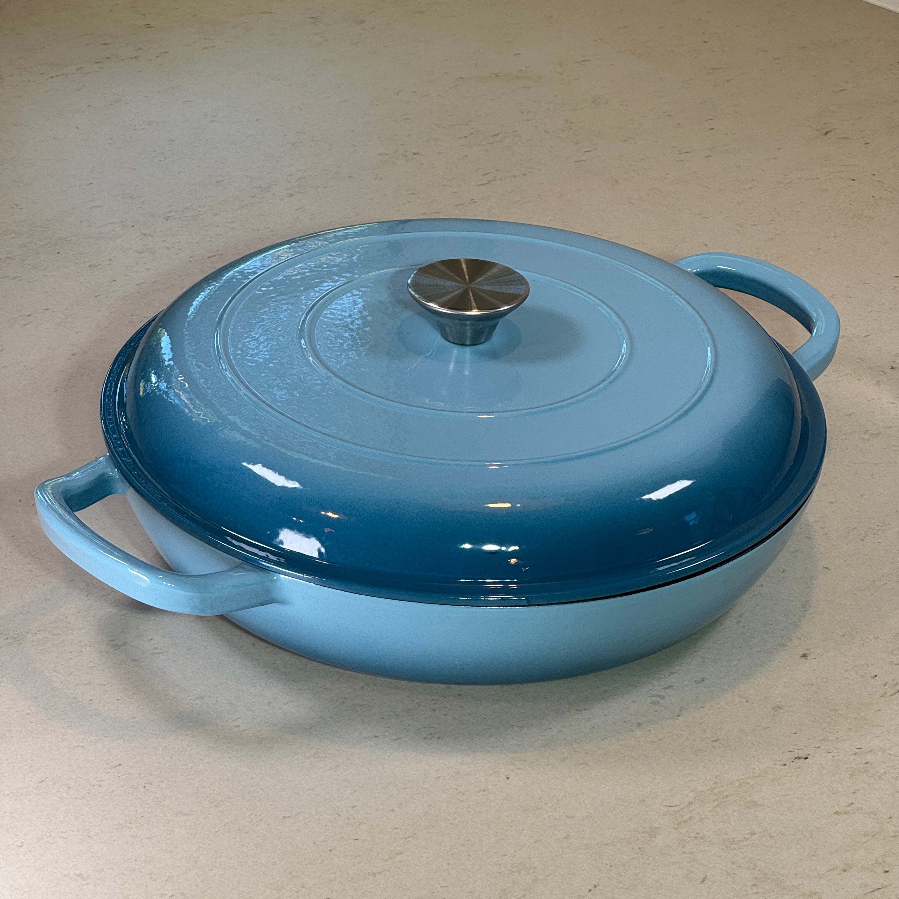 Faitout en fonte émaillée bleu ciel idéal pour plats mijotés, cuisine traditionnelle et recettes réconfortantes