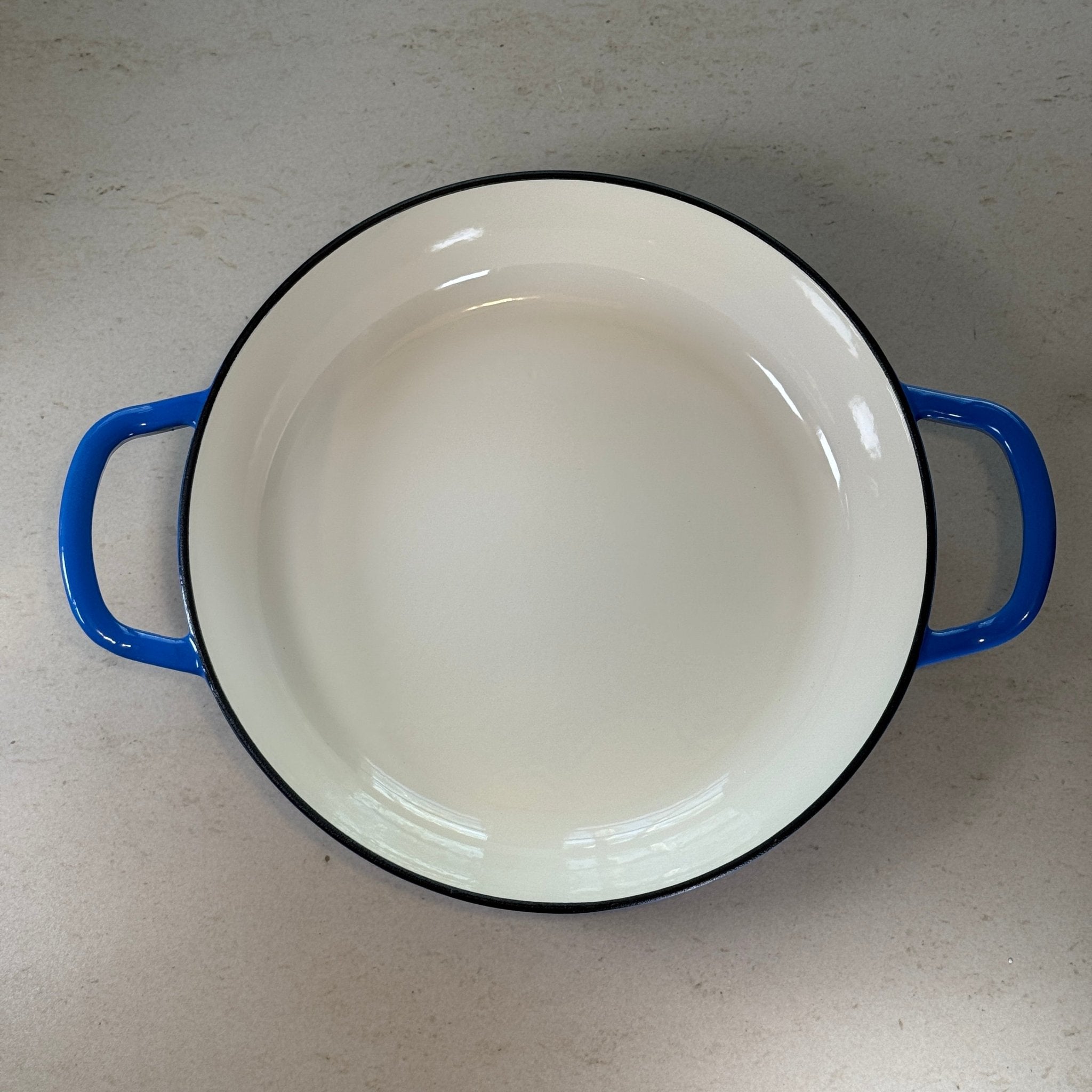 Faitout en fonte émaillée bleu myrtille offrant une chaleur homogène pour mijoter soupes, pâtes et plats du quotidien