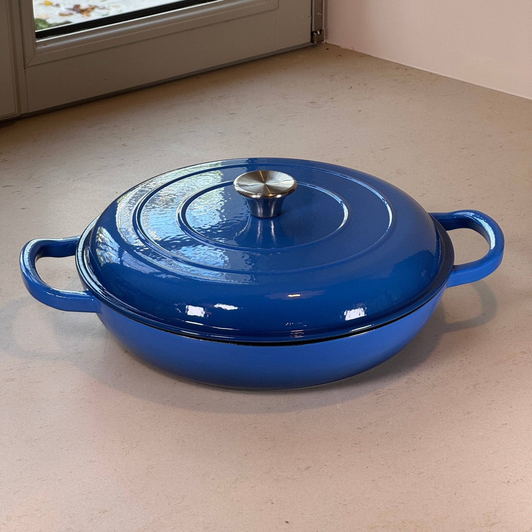 Faitout en fonte émaillée bleu myrtille assurant une diffusion lente et régulière de la chaleur pour une cuisson maîtrisée