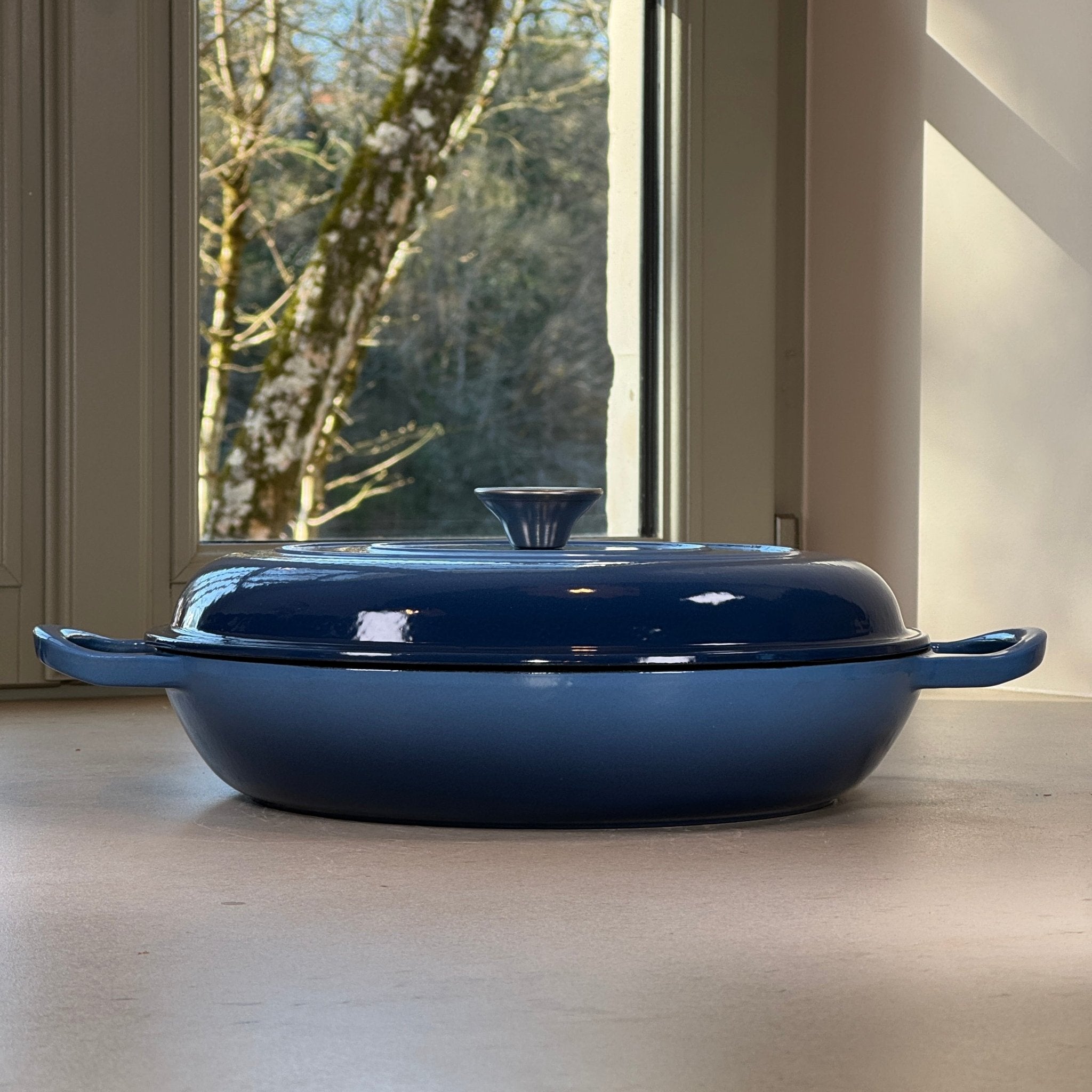 Faitout en fonte émaillée bleu perle compatible induction pour cuisson des plats familiaux