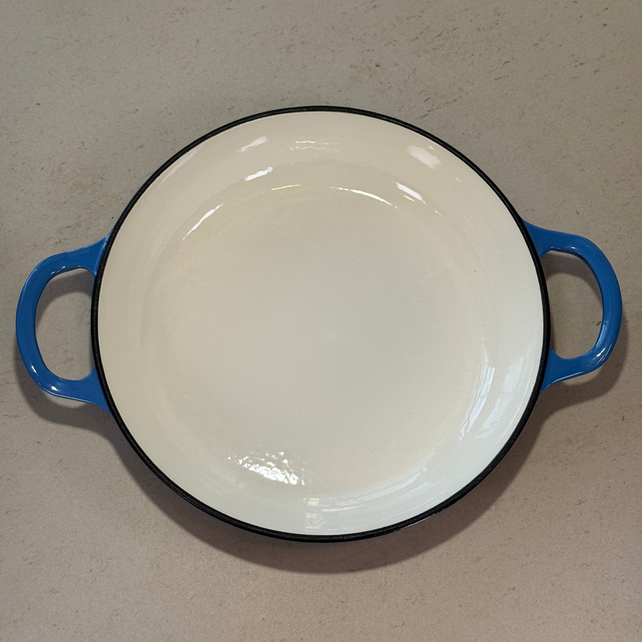 Intérieur d’un faitout en fonte émaillée bleu perle idéal pour mijoter des plats et sauces