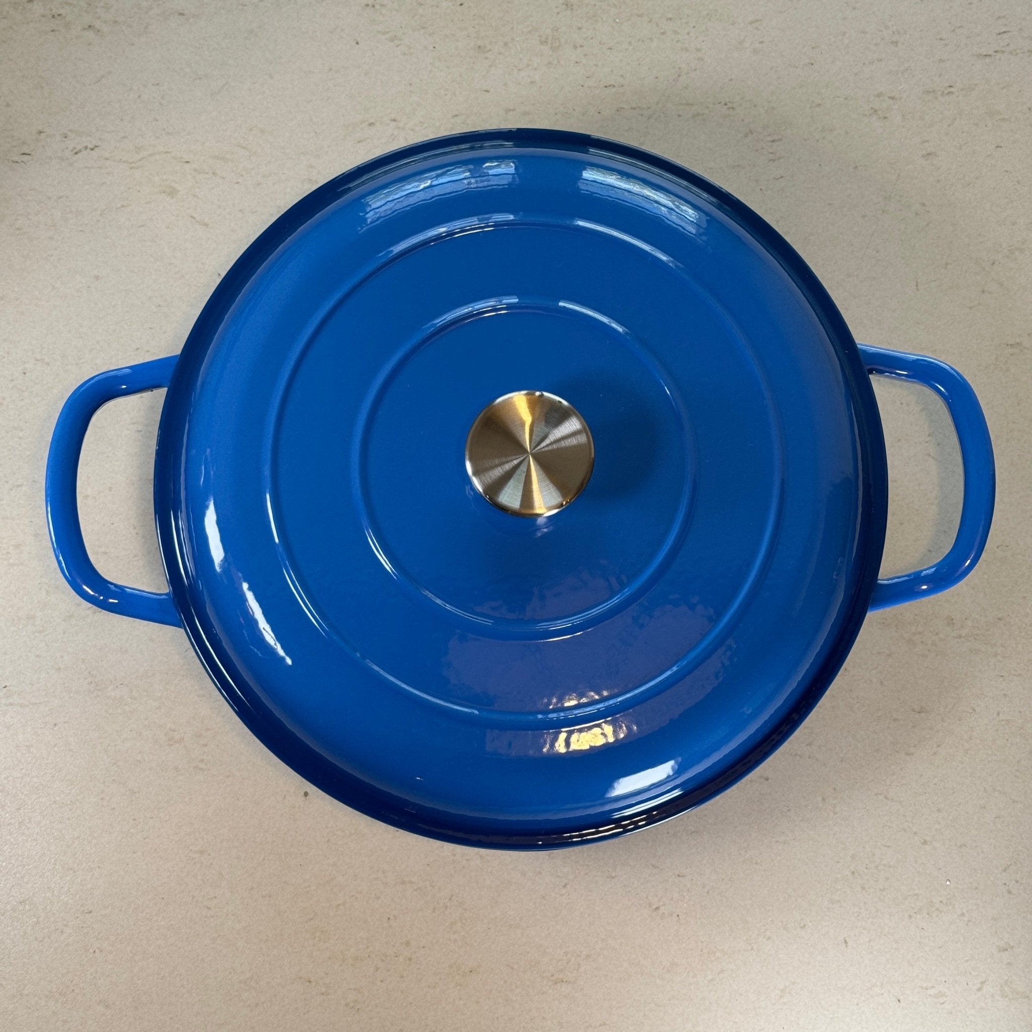 Faitout en fonte émaillée bleu myrtille avec couvercle à picots assurant un arrosage naturel des plats pendant la cuisson