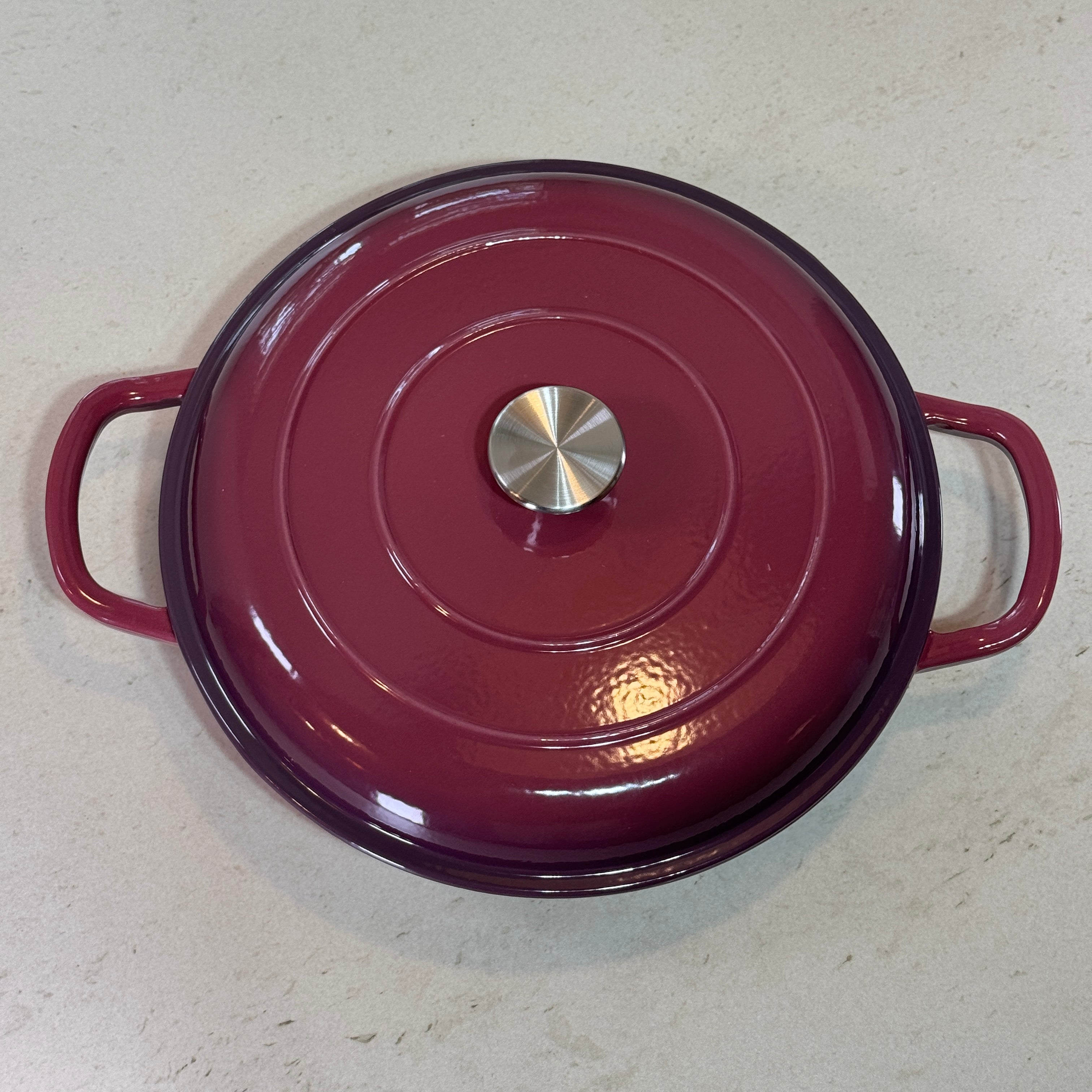 Faitout en fonte émaillée figue avec couvercle à picots assurant un arrosage naturel des plats pendant la cuisson