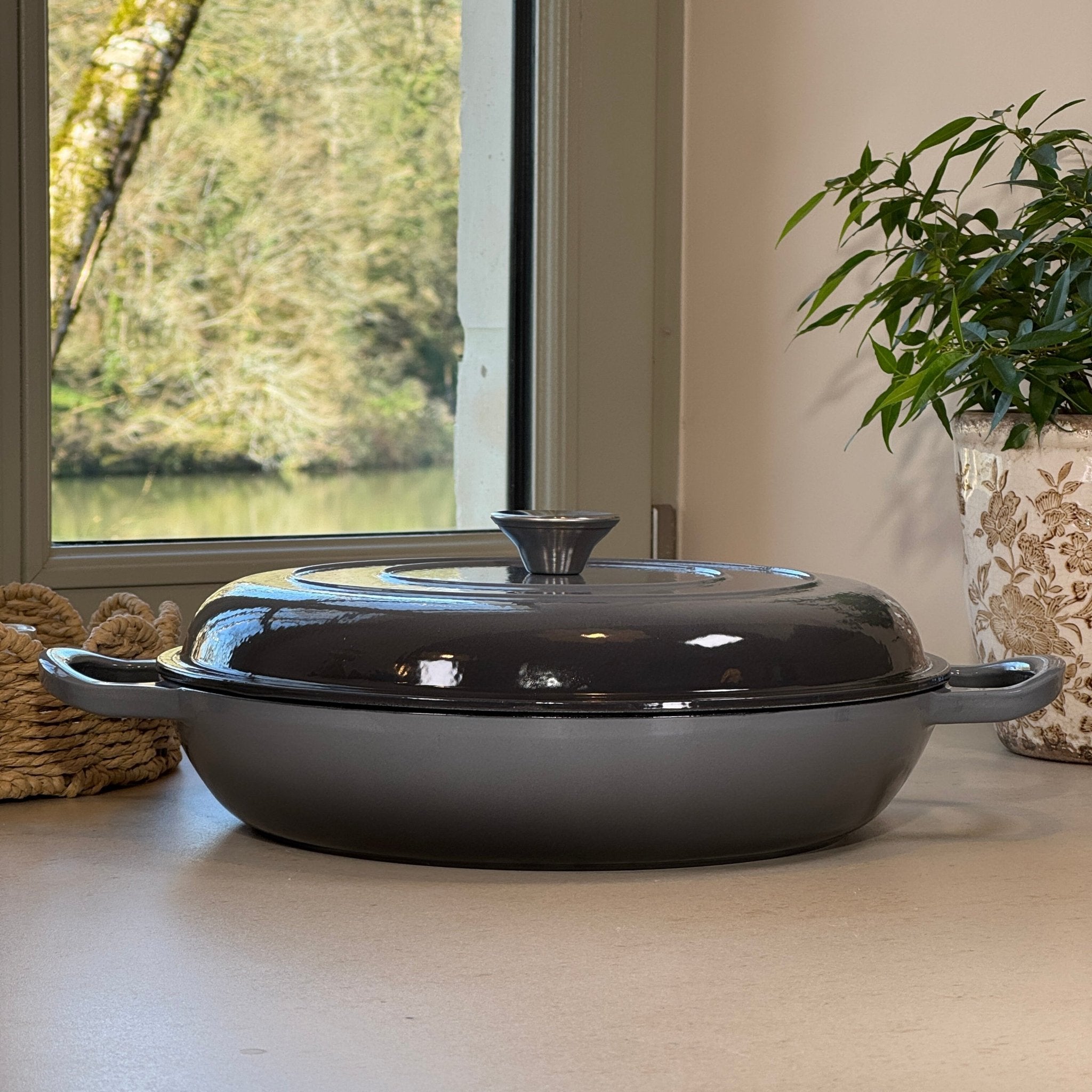 Faitout en fonte émaillée gris anthracite design posé sur plan de travail de cuisine moderne