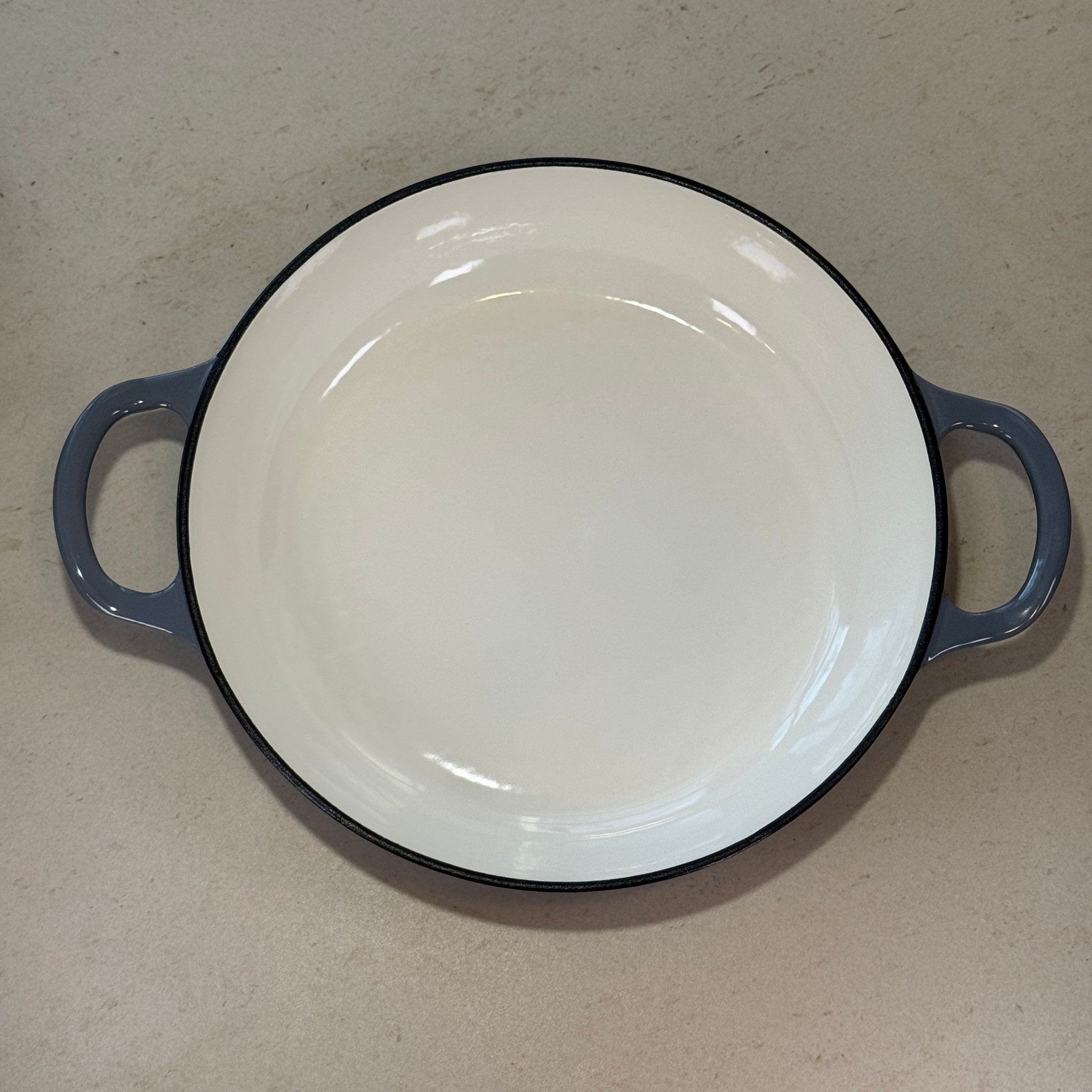 Intérieur d’un faitout en fonte émaillée gris anthracite idéal pour mijoter des plats et sauces