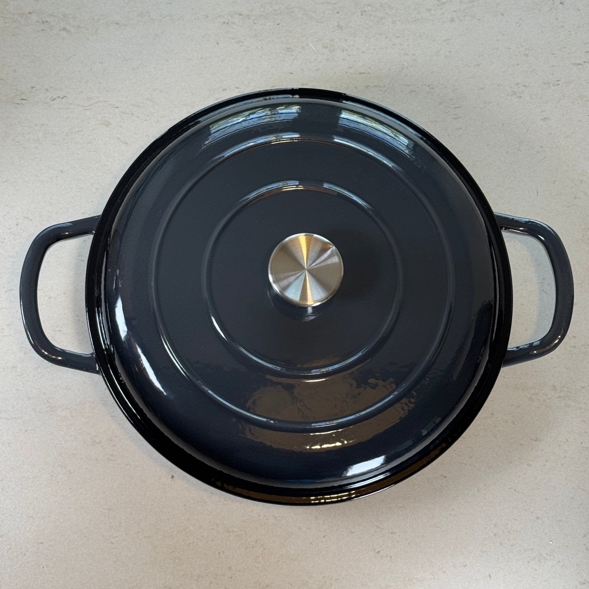 Faitout en fonte émaillée gris truffe avec couvercle à picots assurant un arrosage naturel des plats pendant la cuisson