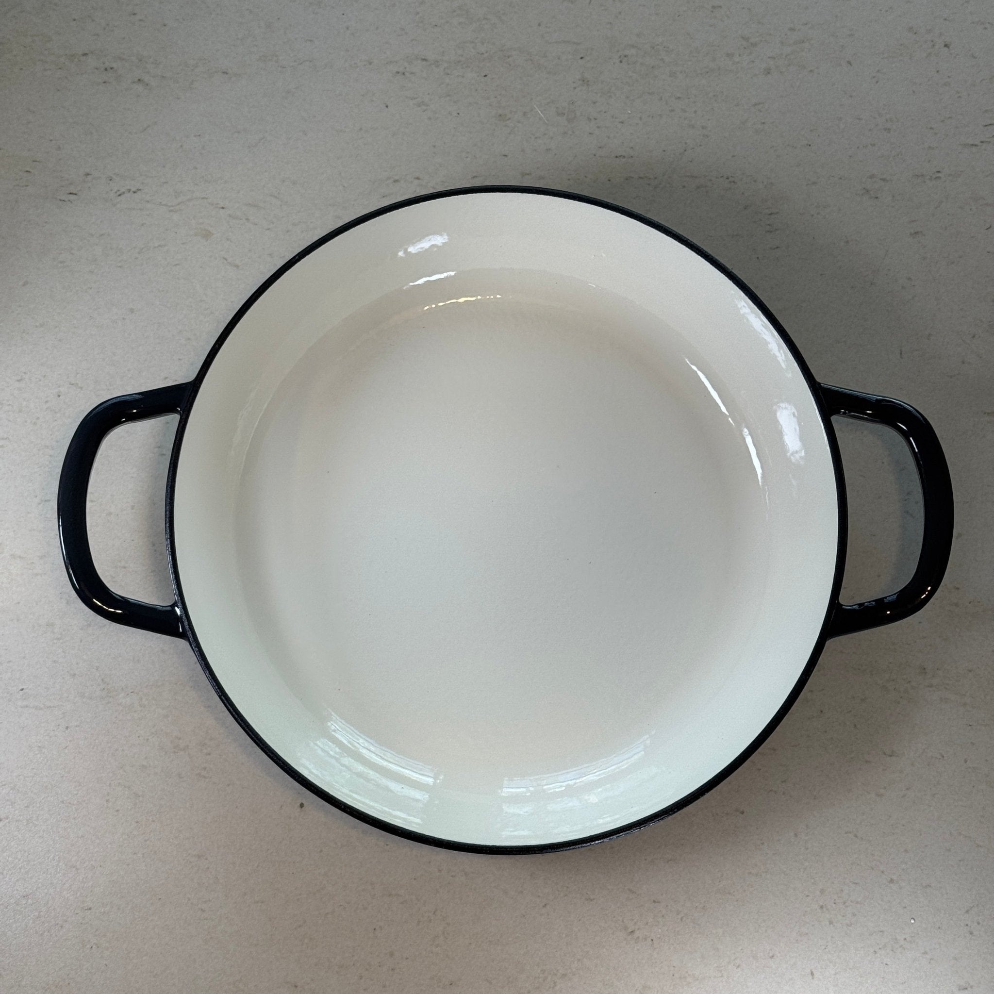 Faitout en fonte émaillée gris truffe offrant une chaleur homogène pour mijoter soupes, pâtes et plats du quotidien