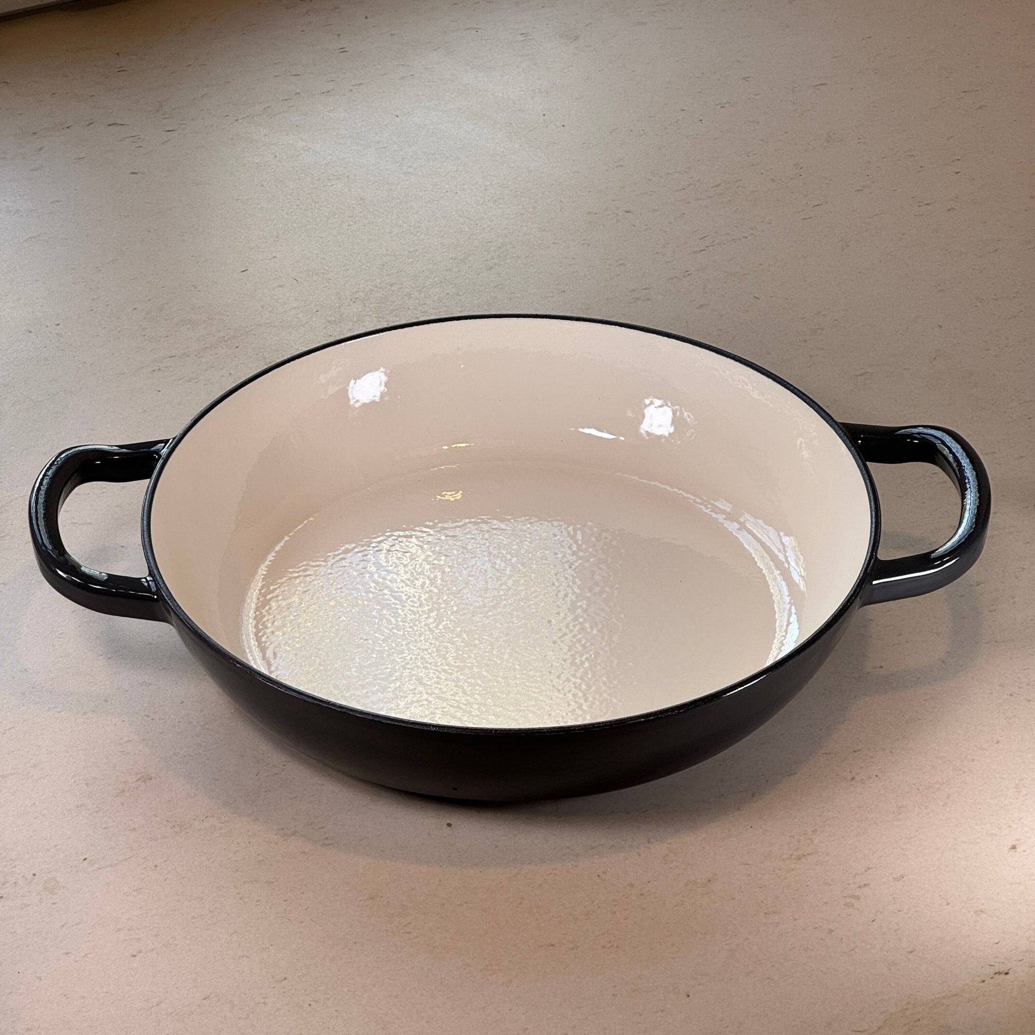 Faitout en fonte émaillée gris truffe grande capacité idéal pour recettes familiales, ragoûts et plats mijotés