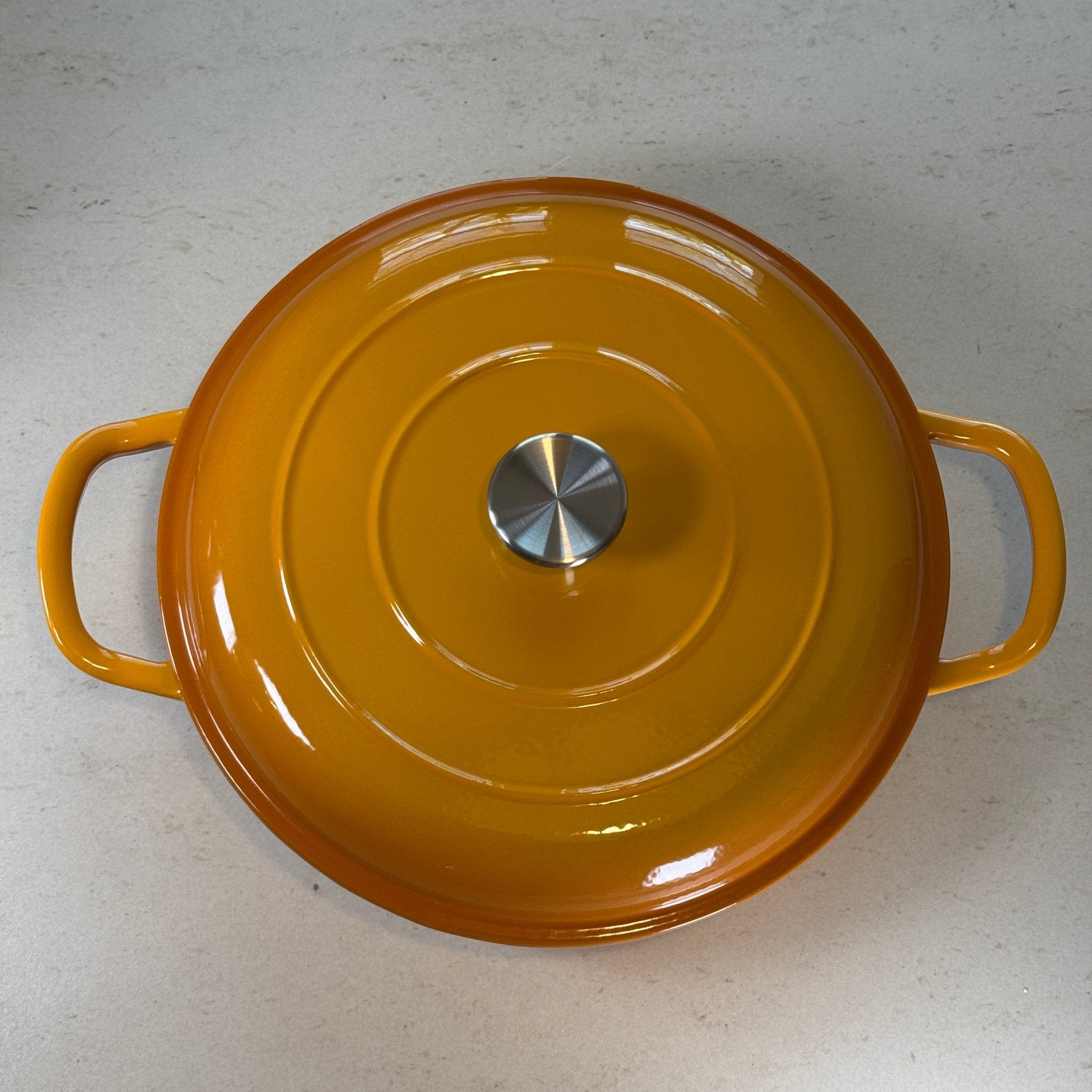 Faitout en fonte émaillée Jaune Moutarde avec couvercle à picots assurant un arrosage naturel des plats pendant la cuisson