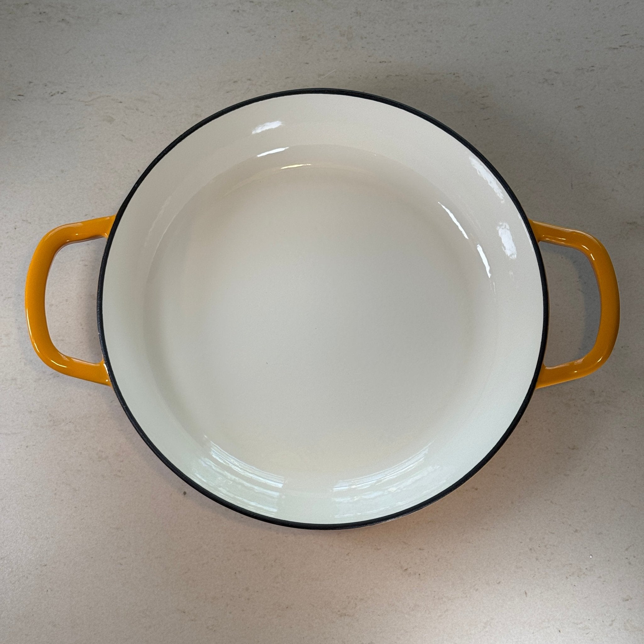 Faitout en fonte émaillée jaune moutarde offrant une chaleur homogène pour mijoter soupes, pâtes et plats du quotidien