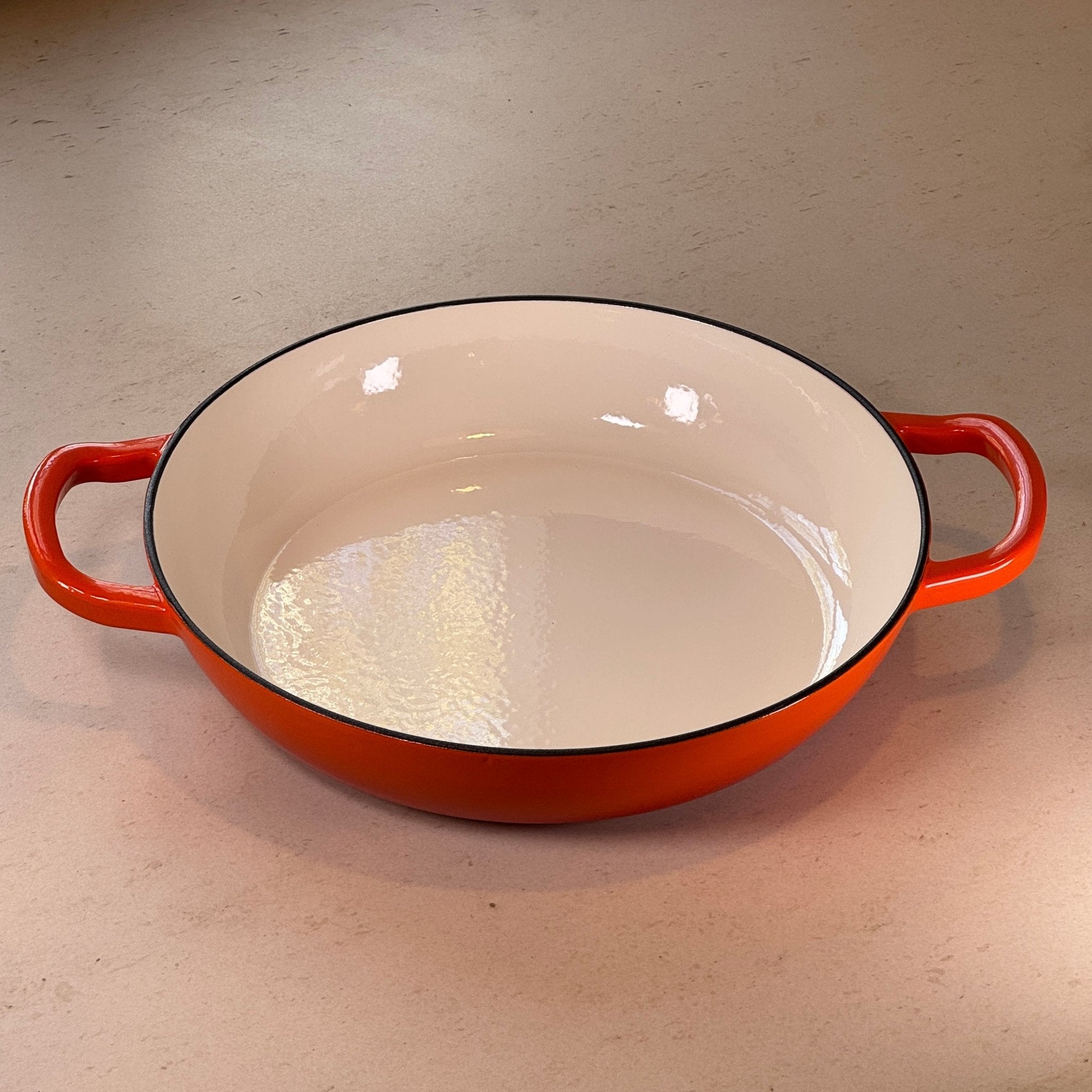 Faitout en fonte émaillée orange grande capacité idéal pour recettes familiales, ragoûts et plats mijotés