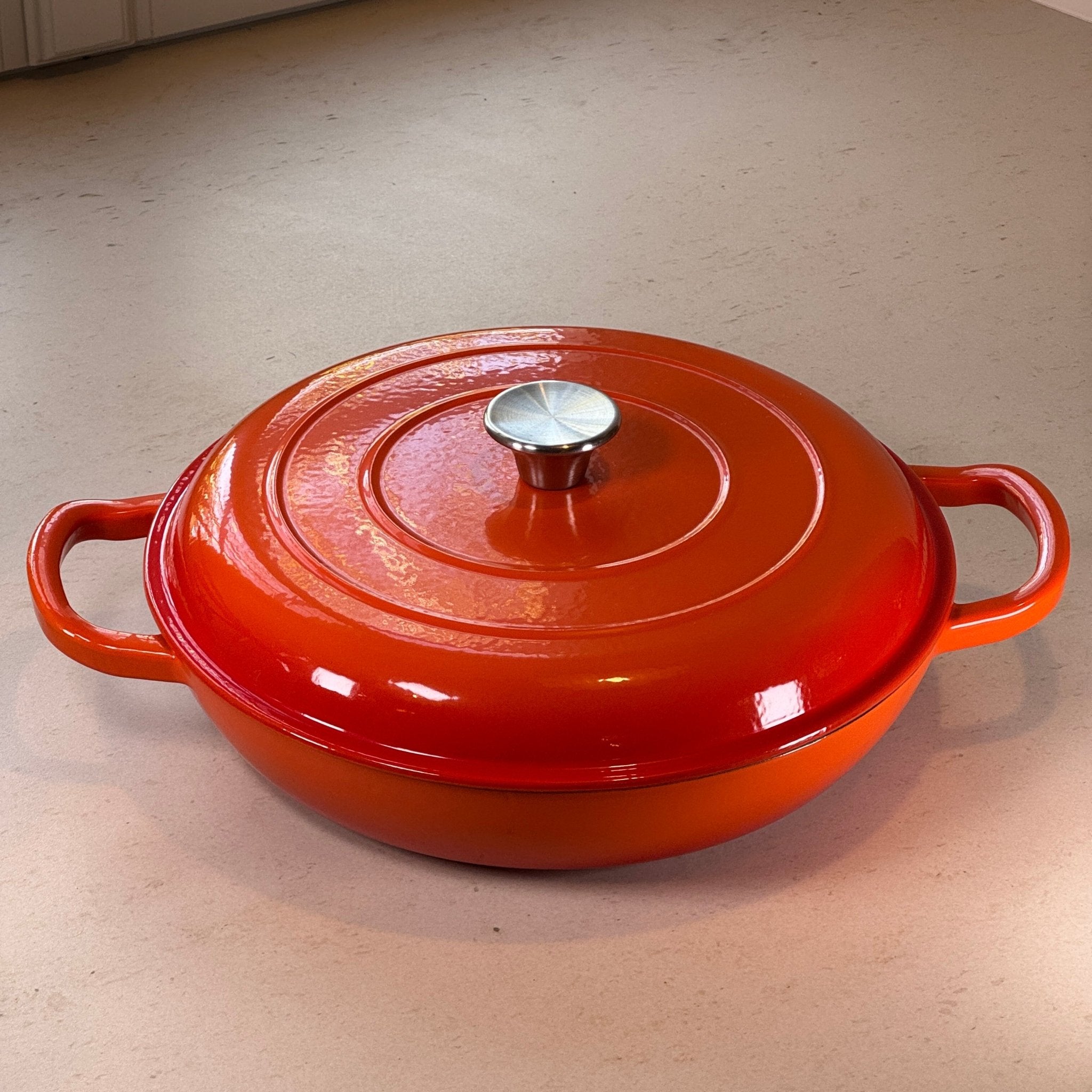Faitout en fonte émaillée orange adapté à la cuisine quotidienne et aux plats faits maison