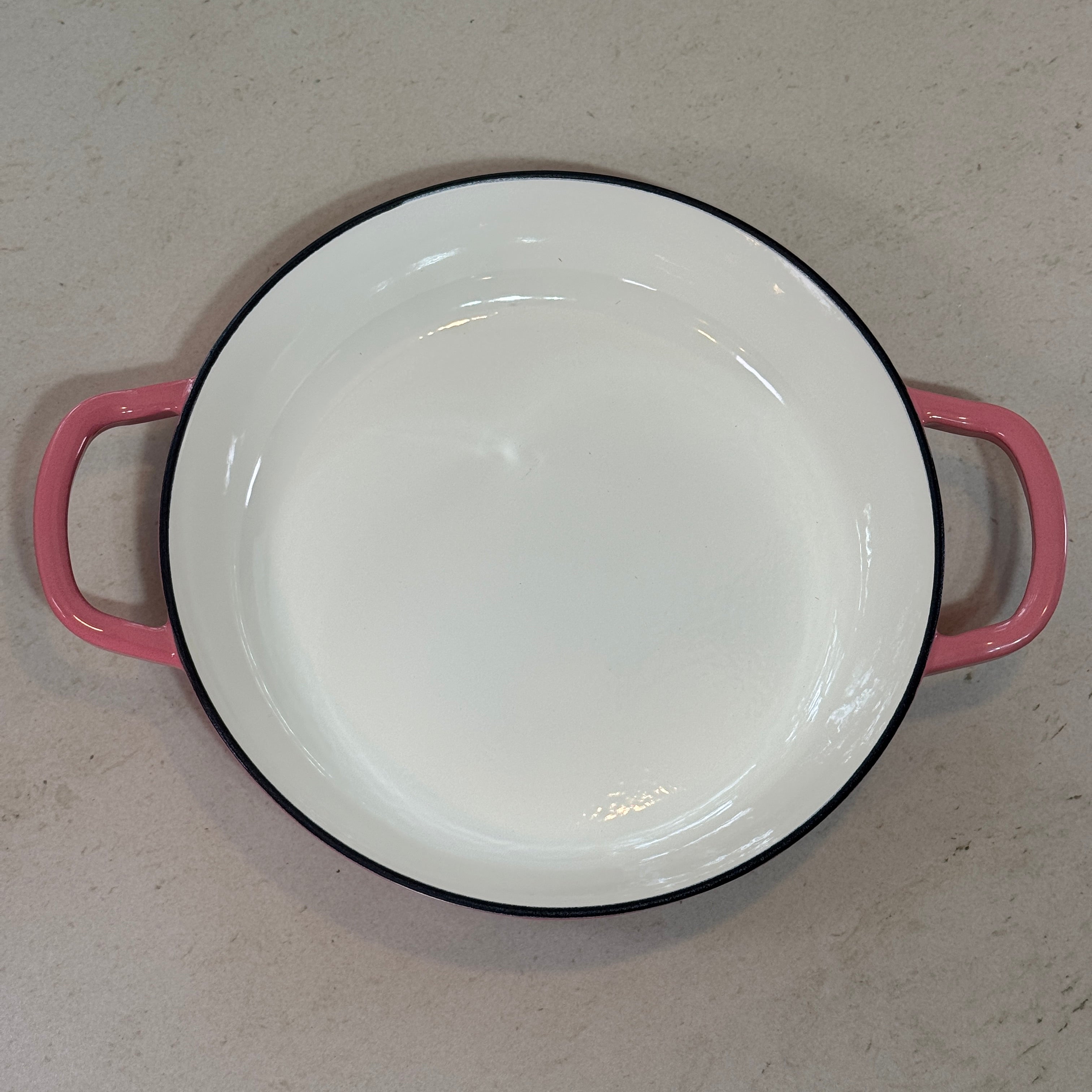 Faitout en fonte émaillée rose offrant une chaleur homogène pour mijoter soupes, pâtes et plats du quotidien