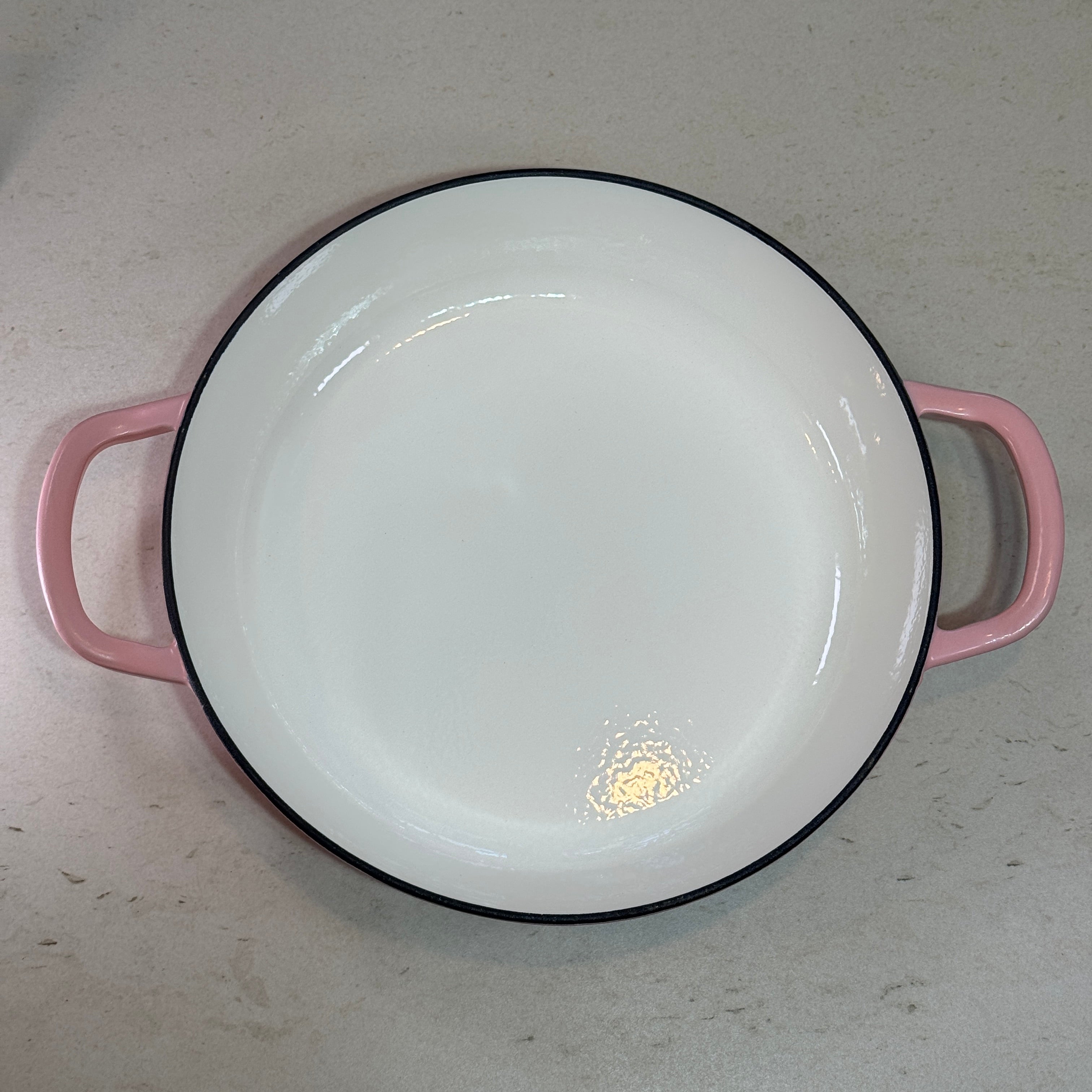 Faitout en fonte émaillée rose poudré offrant une chaleur homogène pour mijoter soupes, pâtes et plats du quotidien