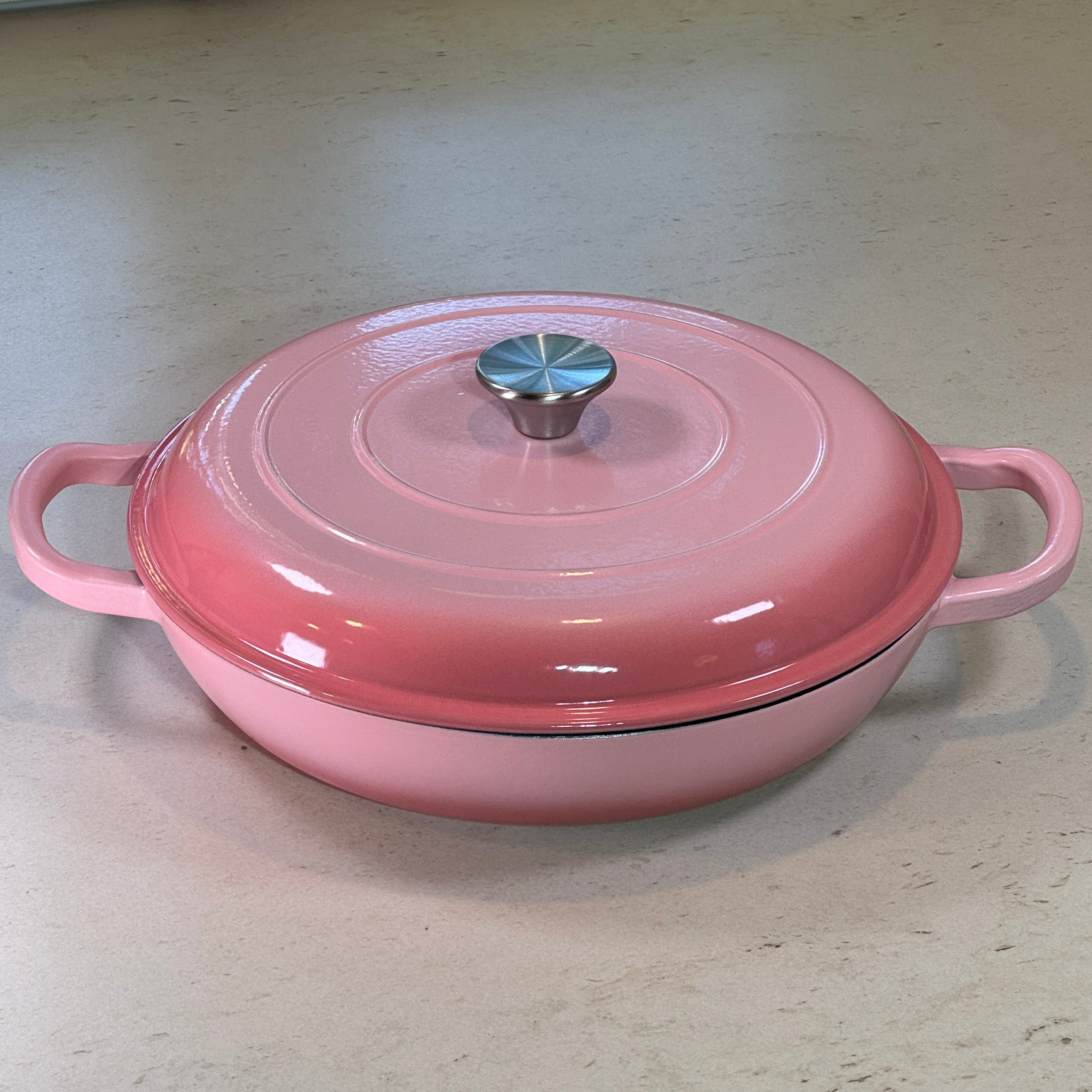 Faitout en fonte émaillée rose poudre assurant une diffusion lente et régulière de la chaleur pour une cuisson maîtrisée