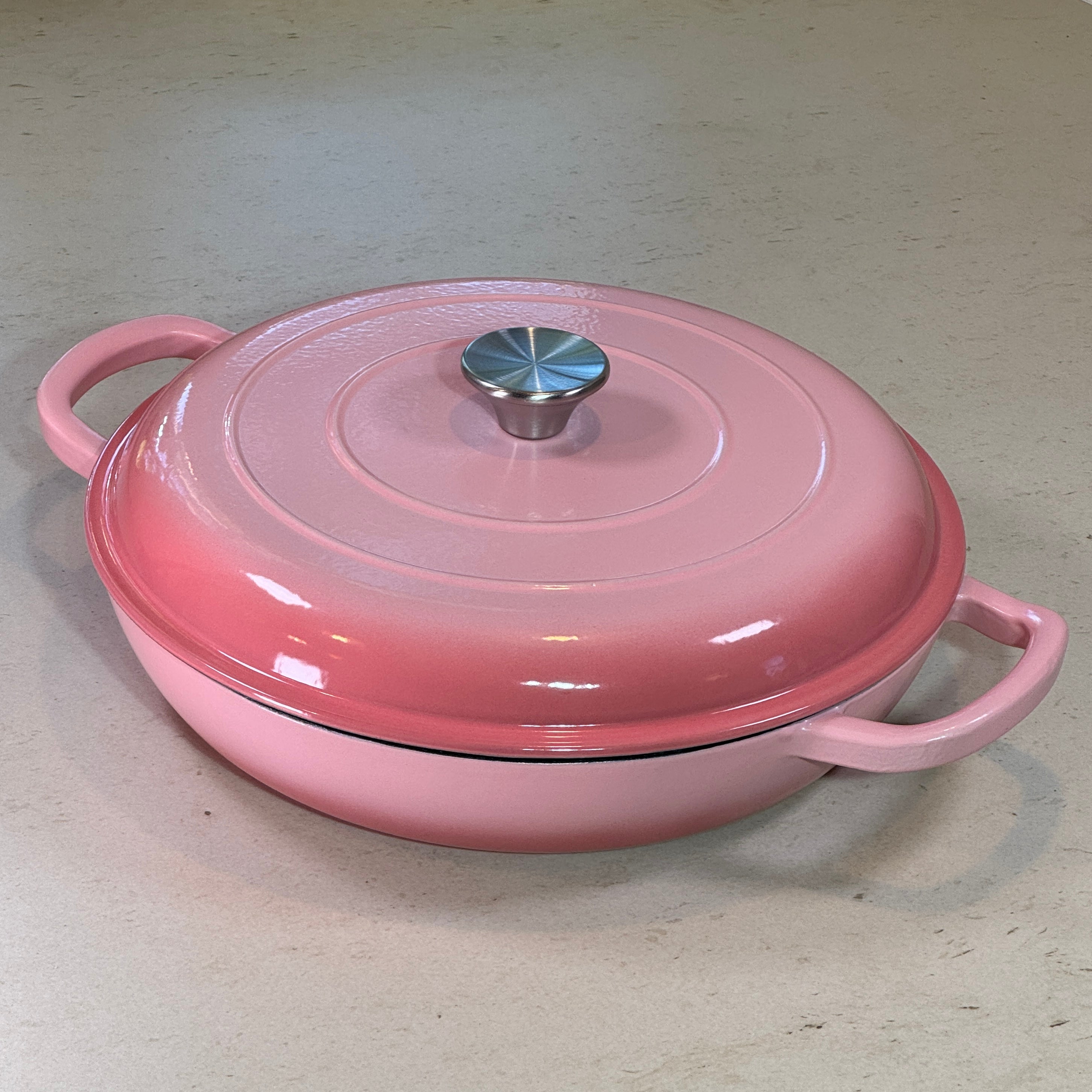 Faitout en fonte émaillée rose poudré adapté à la cuisine quotidienne et aux plats faits maison