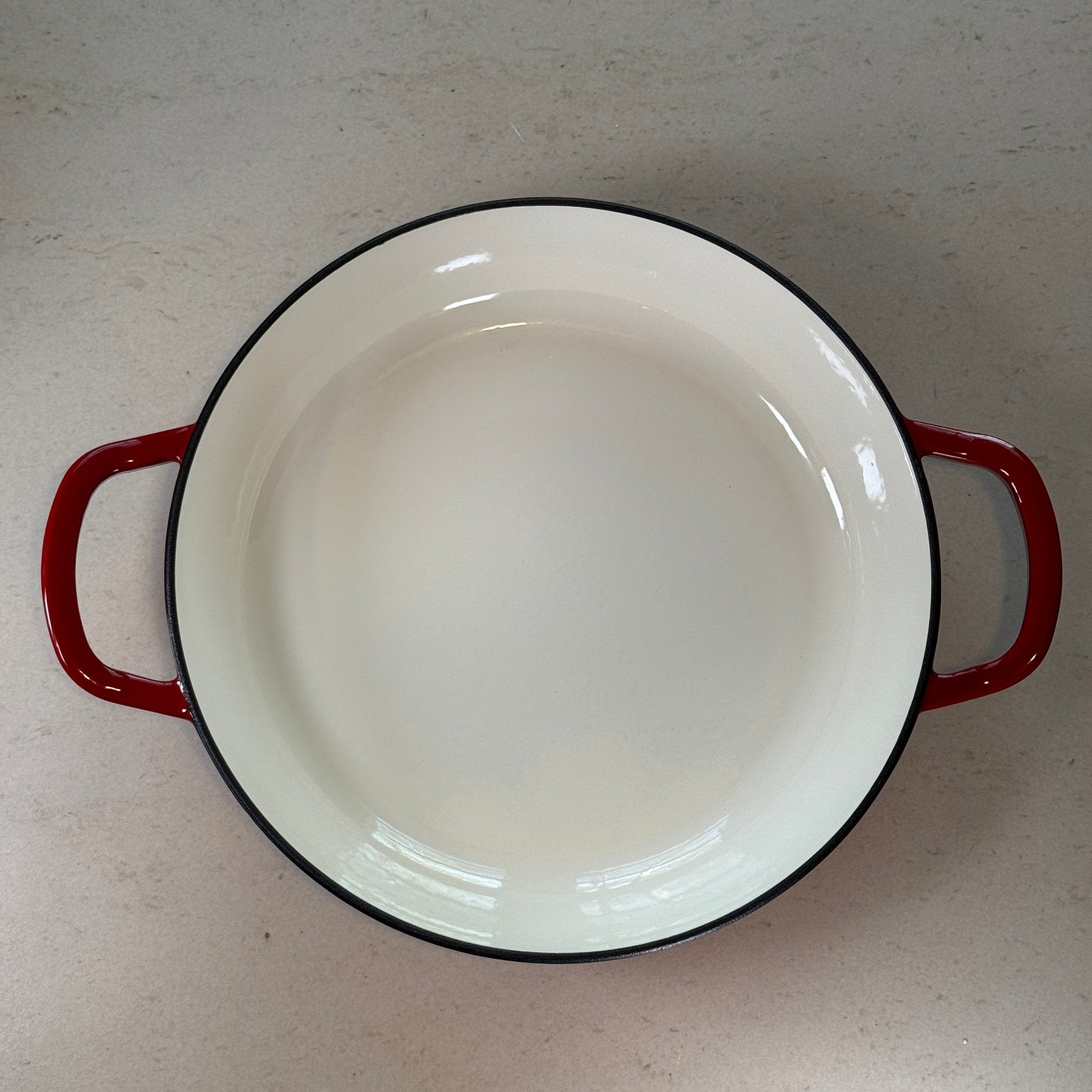 Faitout en fonte émaillée rouge cerise offrant une chaleur homogène pour mijoter soupes, pâtes et plats du quotidien