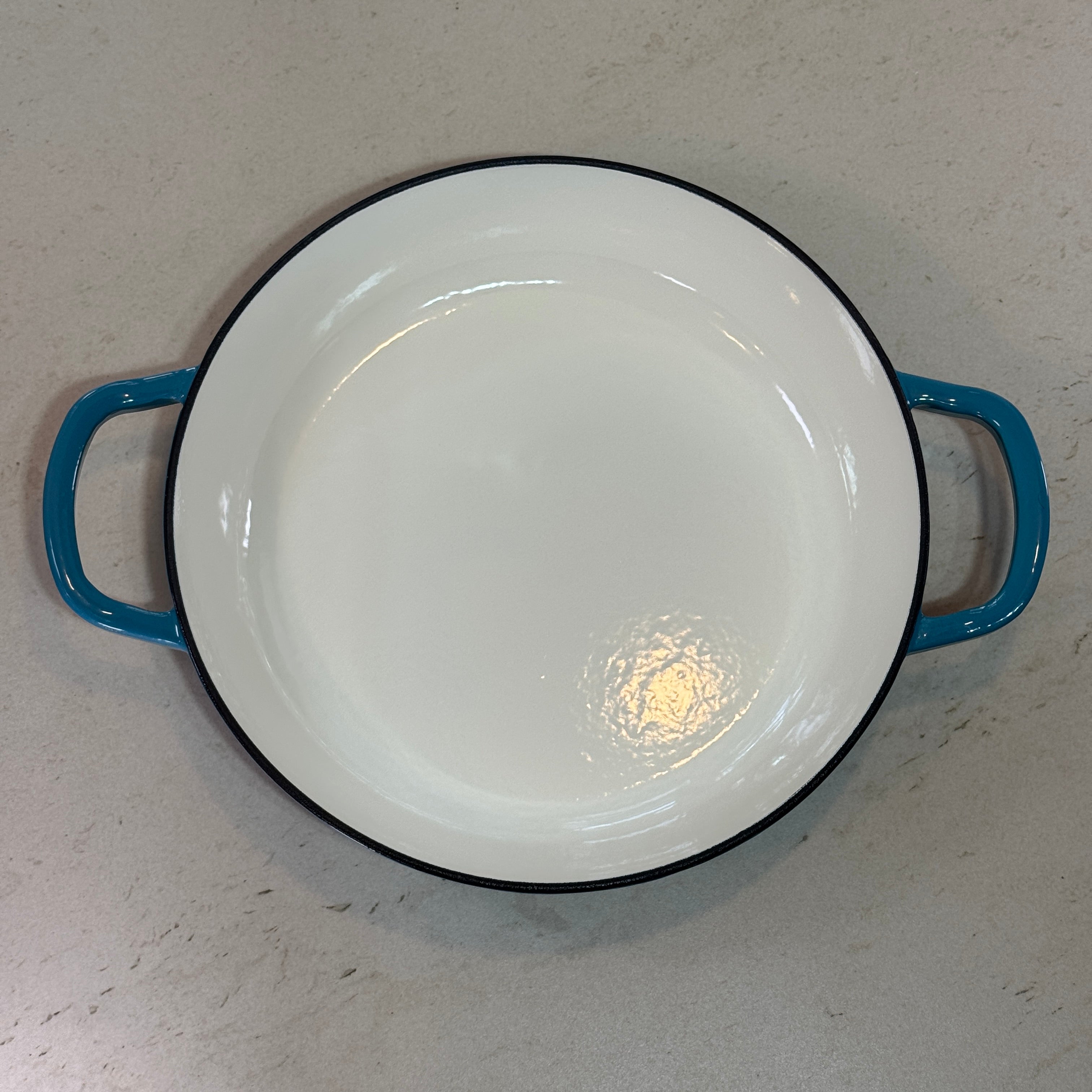 Faitout en fonte émaillée turquoise offrant une chaleur homogène pour mijoter soupes, pâtes et plats du quotidien