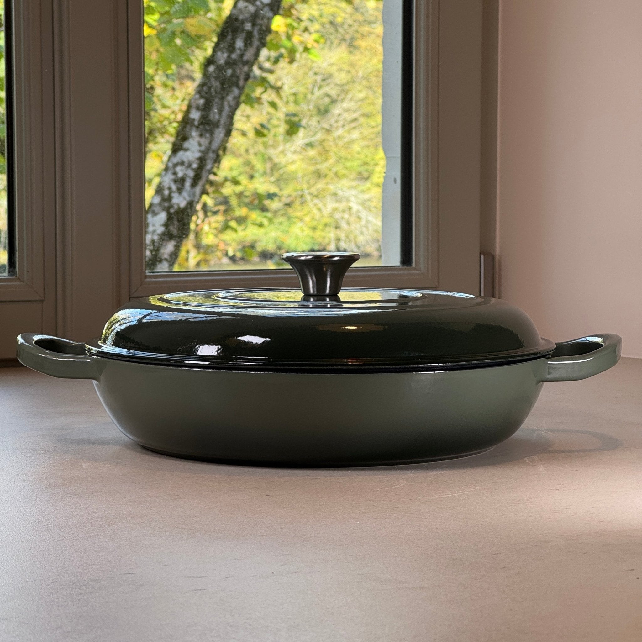 Faitout en fonte émaillée vert sapin assurant une diffusion lente et régulière de la chaleur pour une cuisson maîtrisée