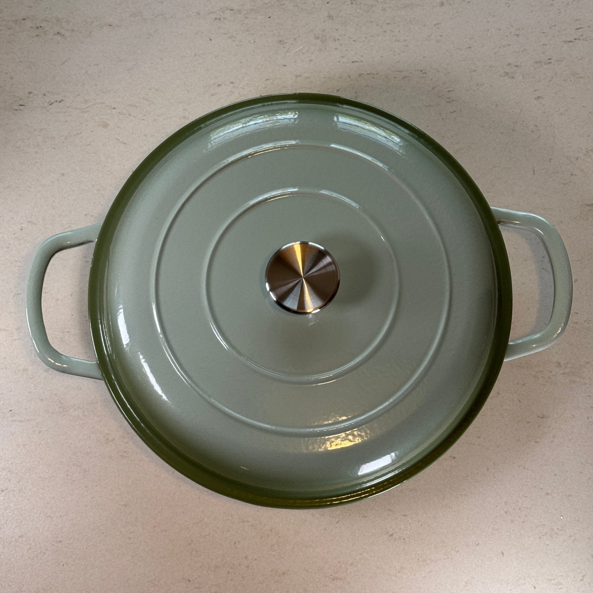Faitout en fonte émaillée vert sauge avec couvercle à picots assurant un arrosage naturel des plats pendant la cuisson