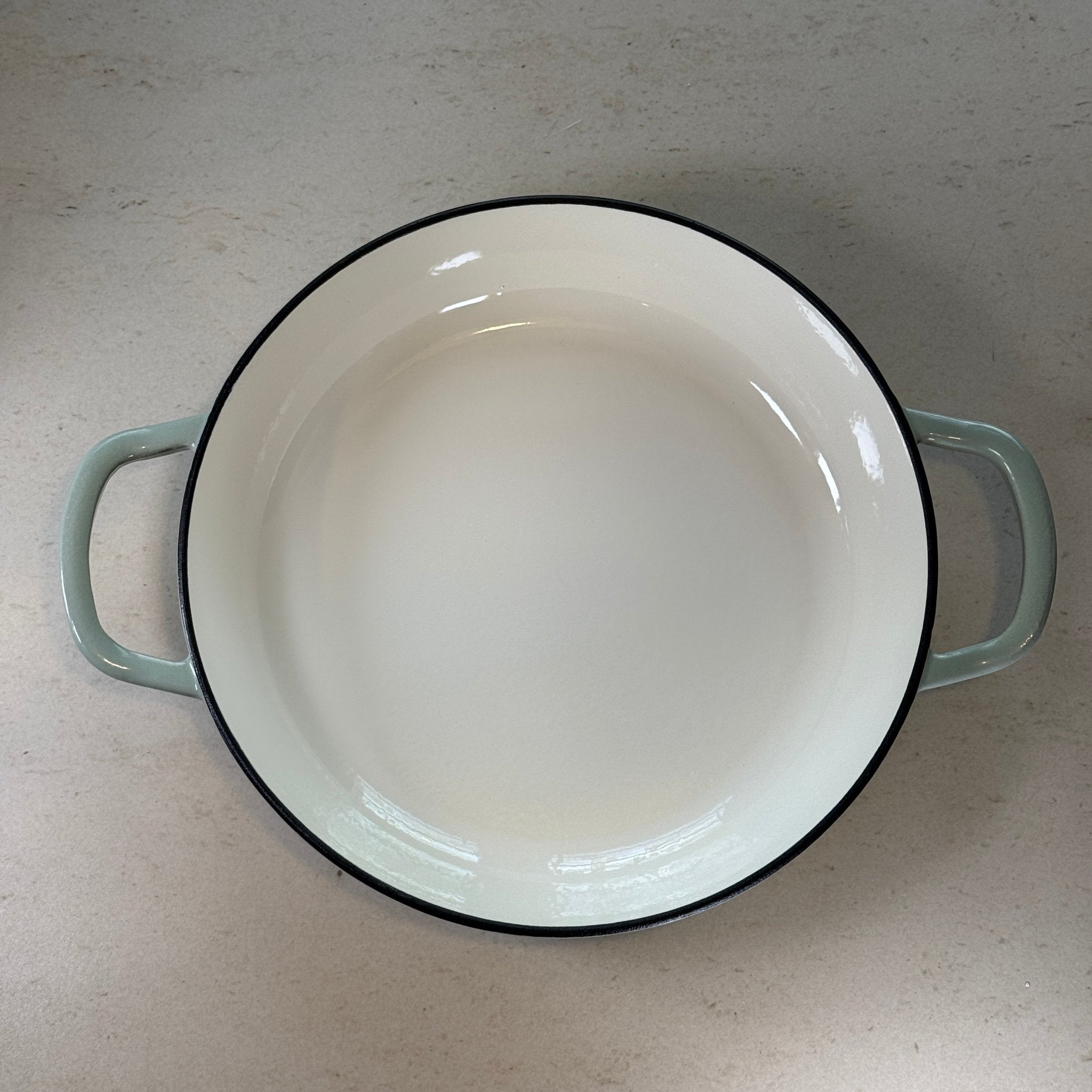 Faitout en fonte émaillée vert sauge offrant une chaleur homogène pour mijoter soupes, pâtes et plats du quotidien