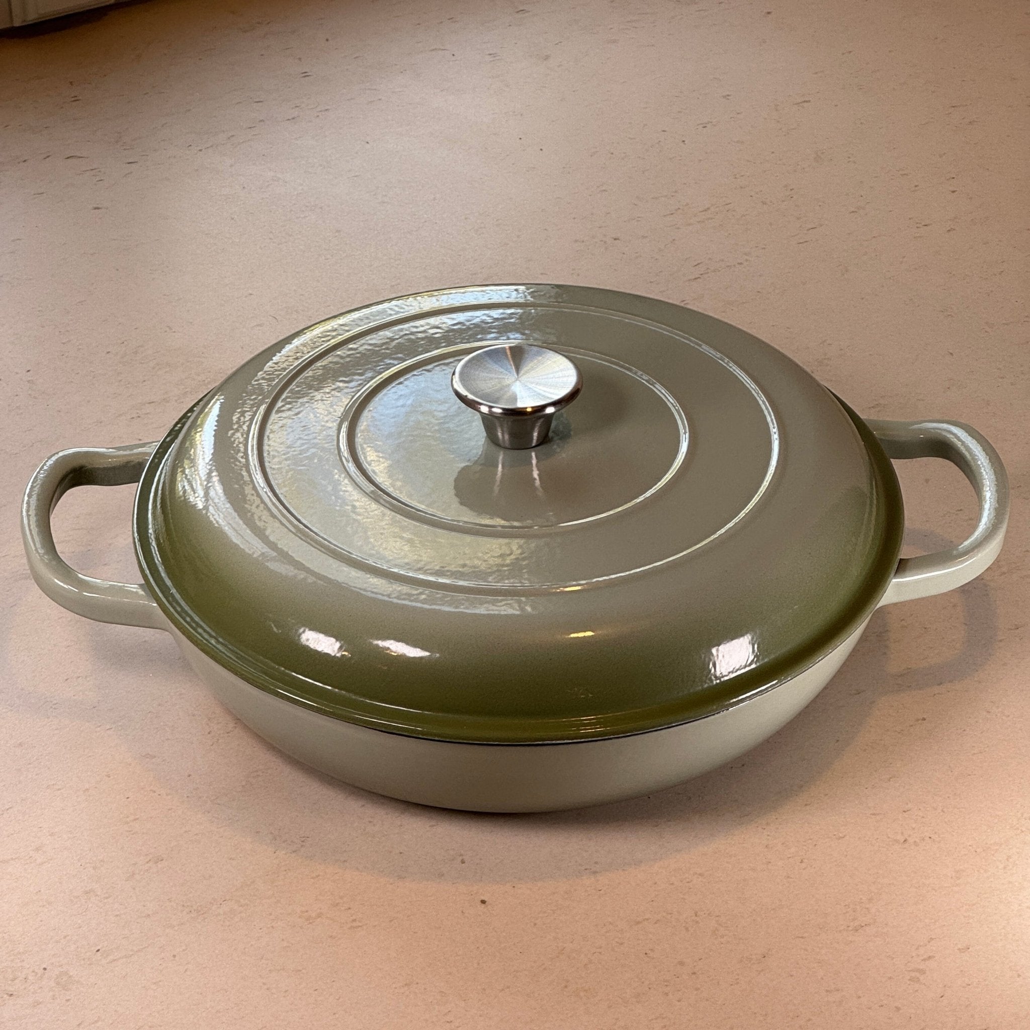 Faitout en fonte émaillée vert sauge grande capacité idéal pour recettes familiales, ragoûts et plats mijotés