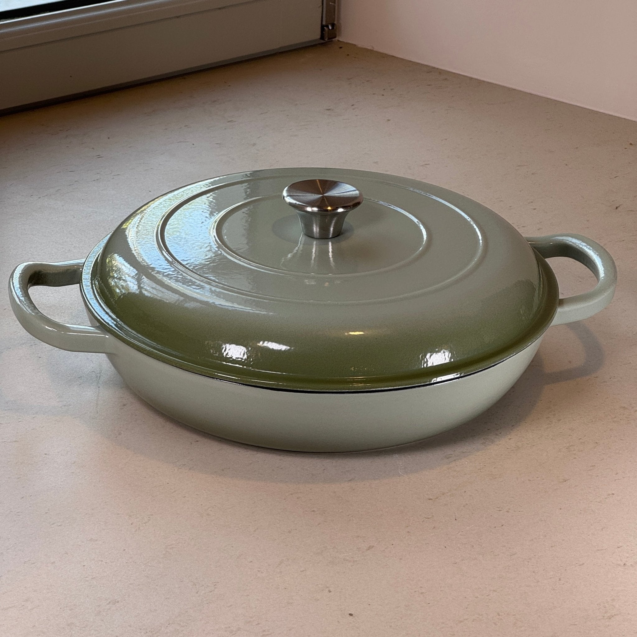 Faitout en fonte émaillée vert sauge adapté à la cuisine quotidienne et aux plats faits maison