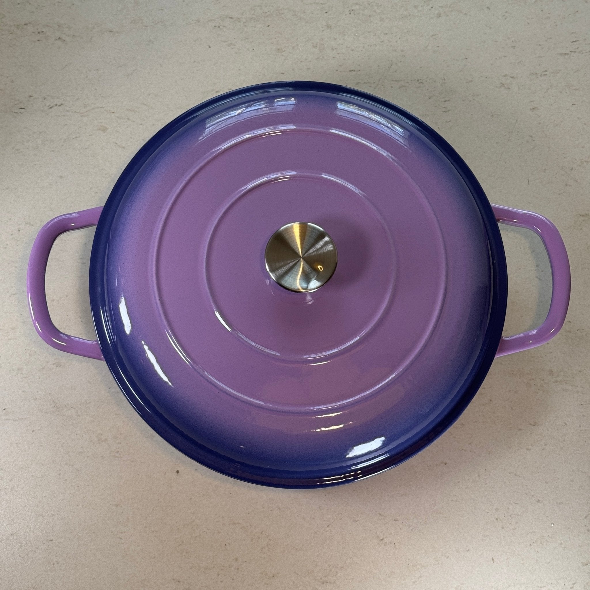 Faitout en fonte émaillée violet prune avec couvercle à picots assurant un arrosage naturel des plats pendant la cuisson