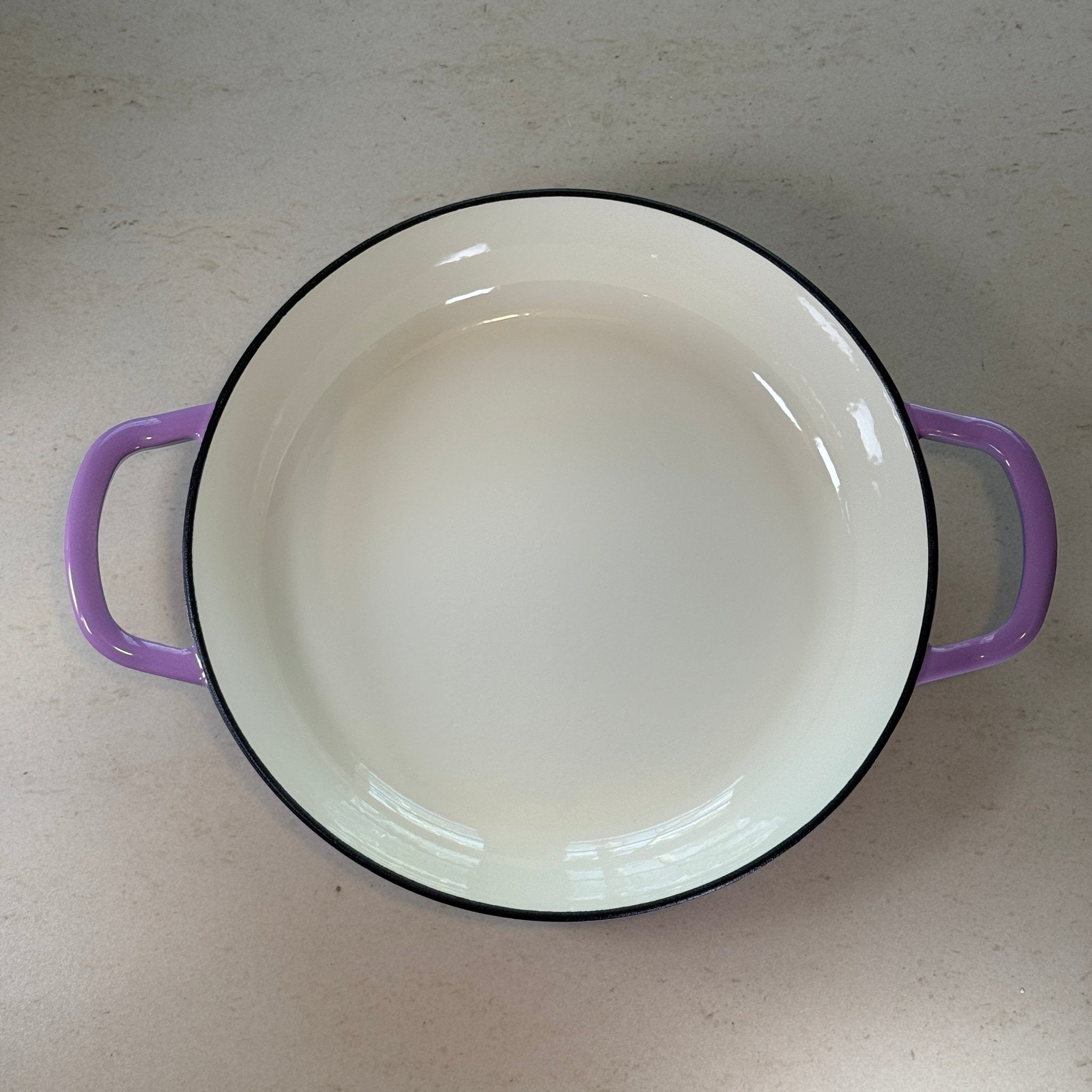 Faitout en fonte émaillée violet prune offrant une chaleur homogène pour mijoter soupes, pâtes et plats du quotidien