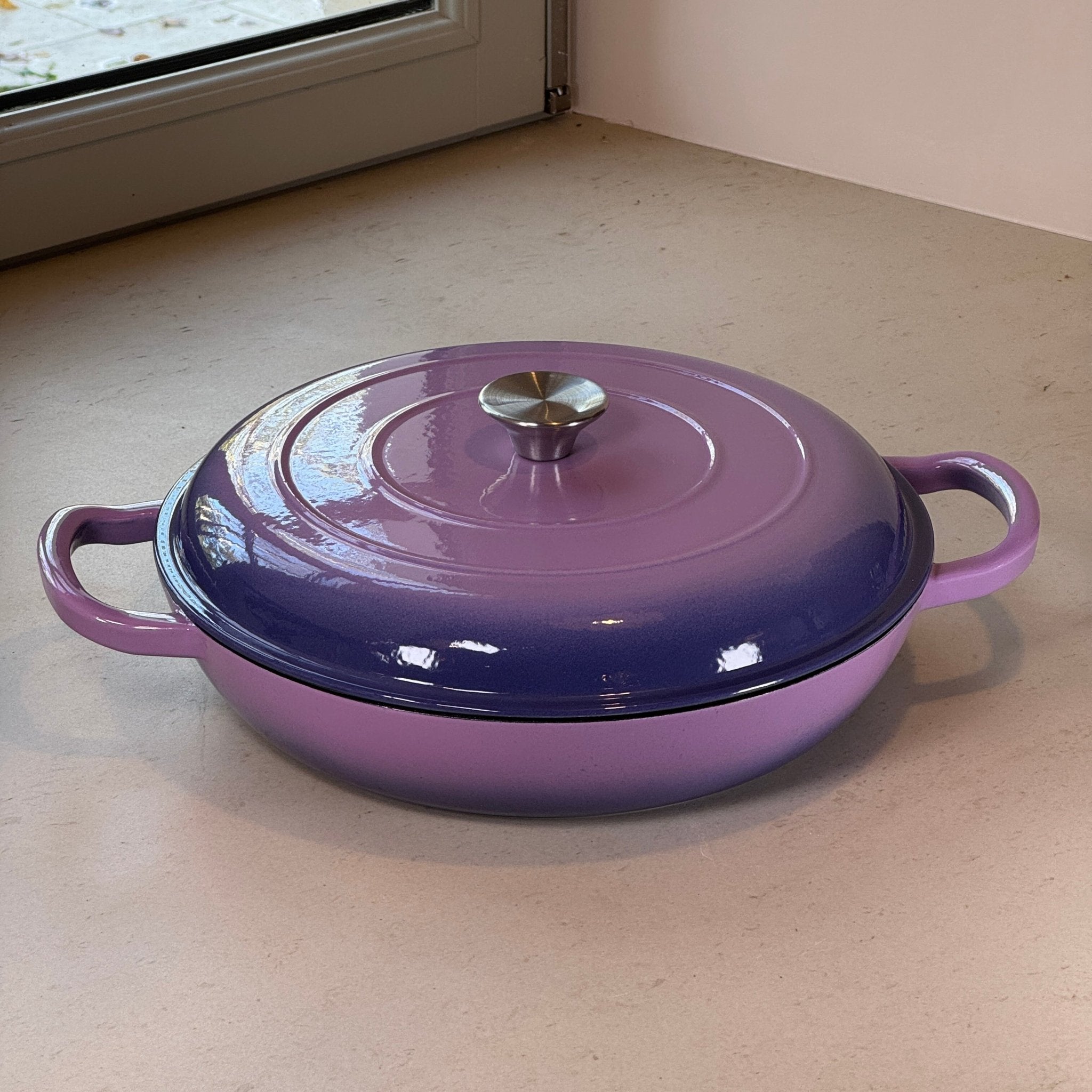 Faitout en fonte émaillée violet prune assurant une diffusion lente et régulière de la chaleur pour une cuisson maîtrisée