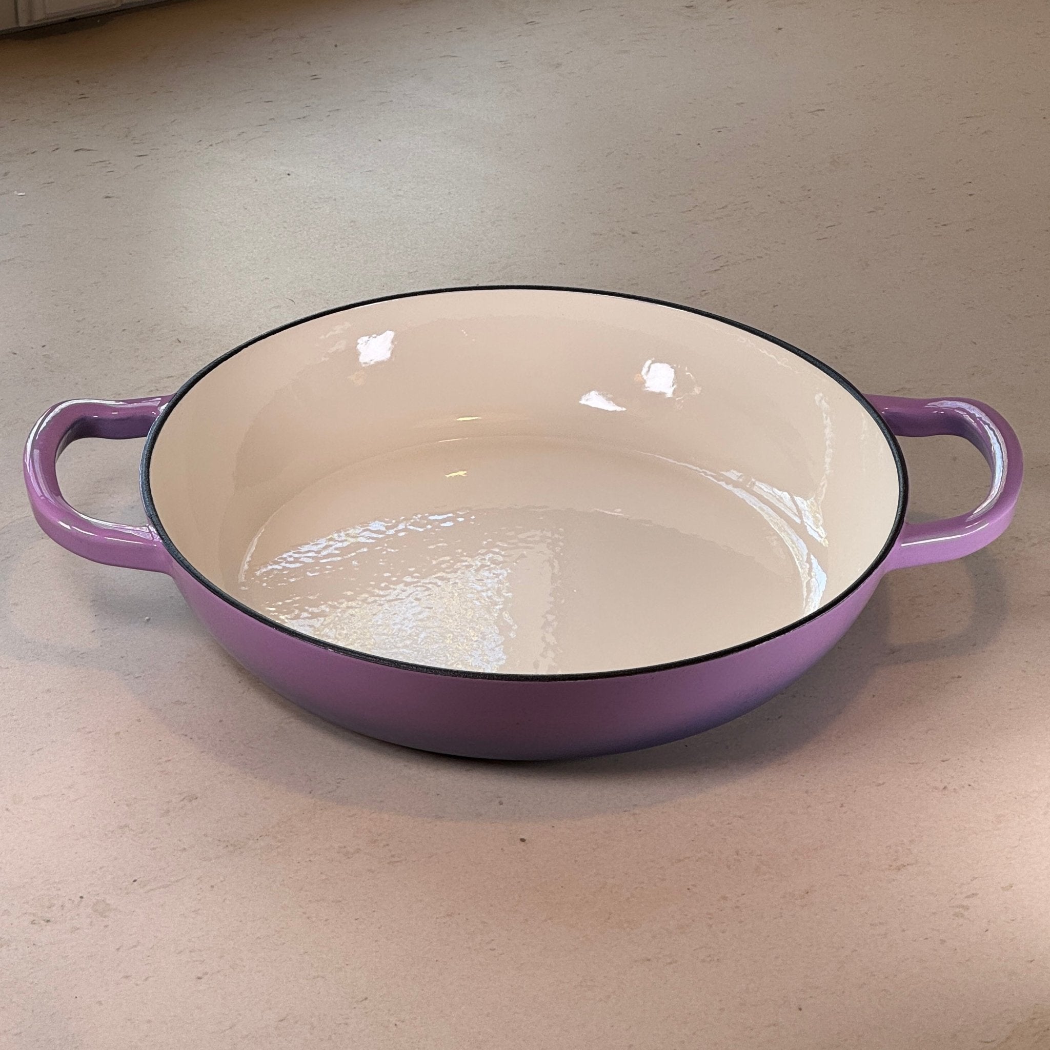 Faitout en fonte émaillée violet prune grande capacité idéal pour recettes familiales, ragoûts et plats mijotés