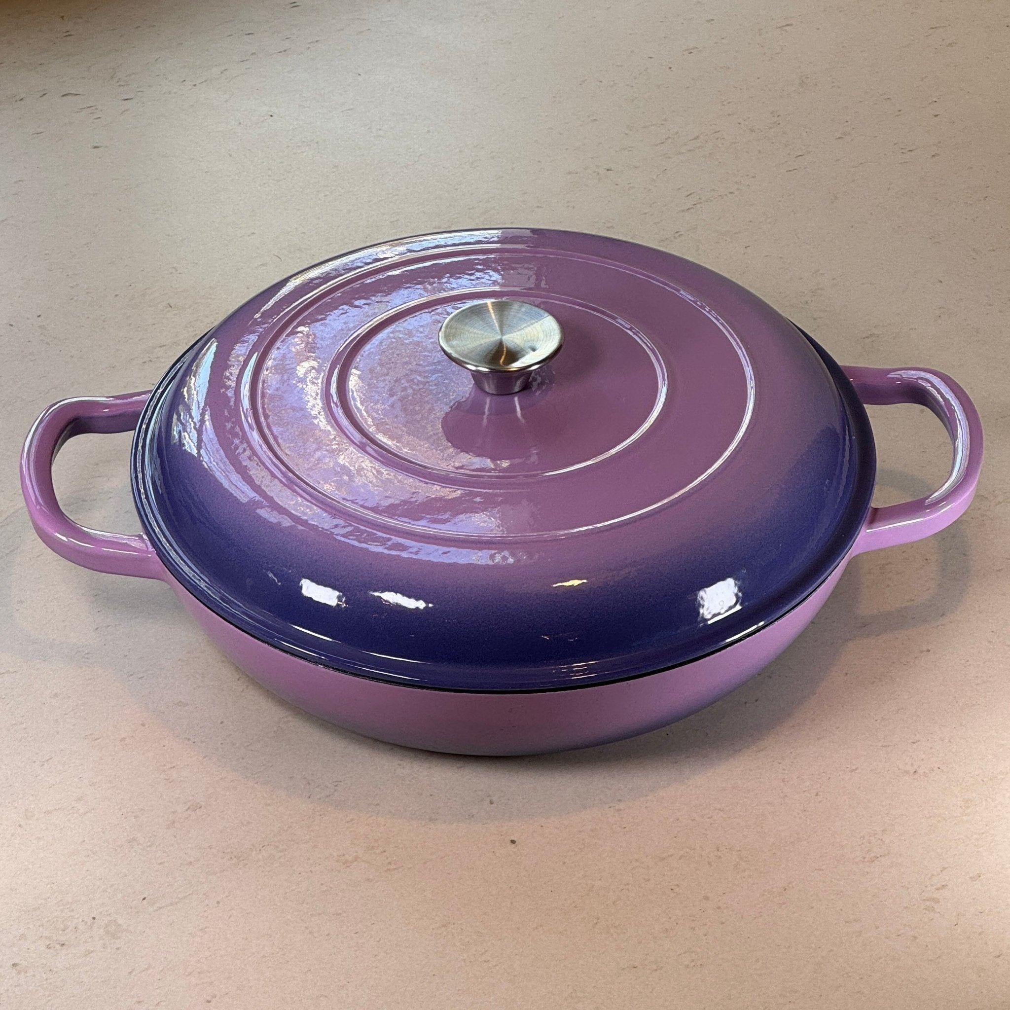 Faitout en fonte émaillée violet prune adapté à la cuisine quotidienne et aux plats faits maison