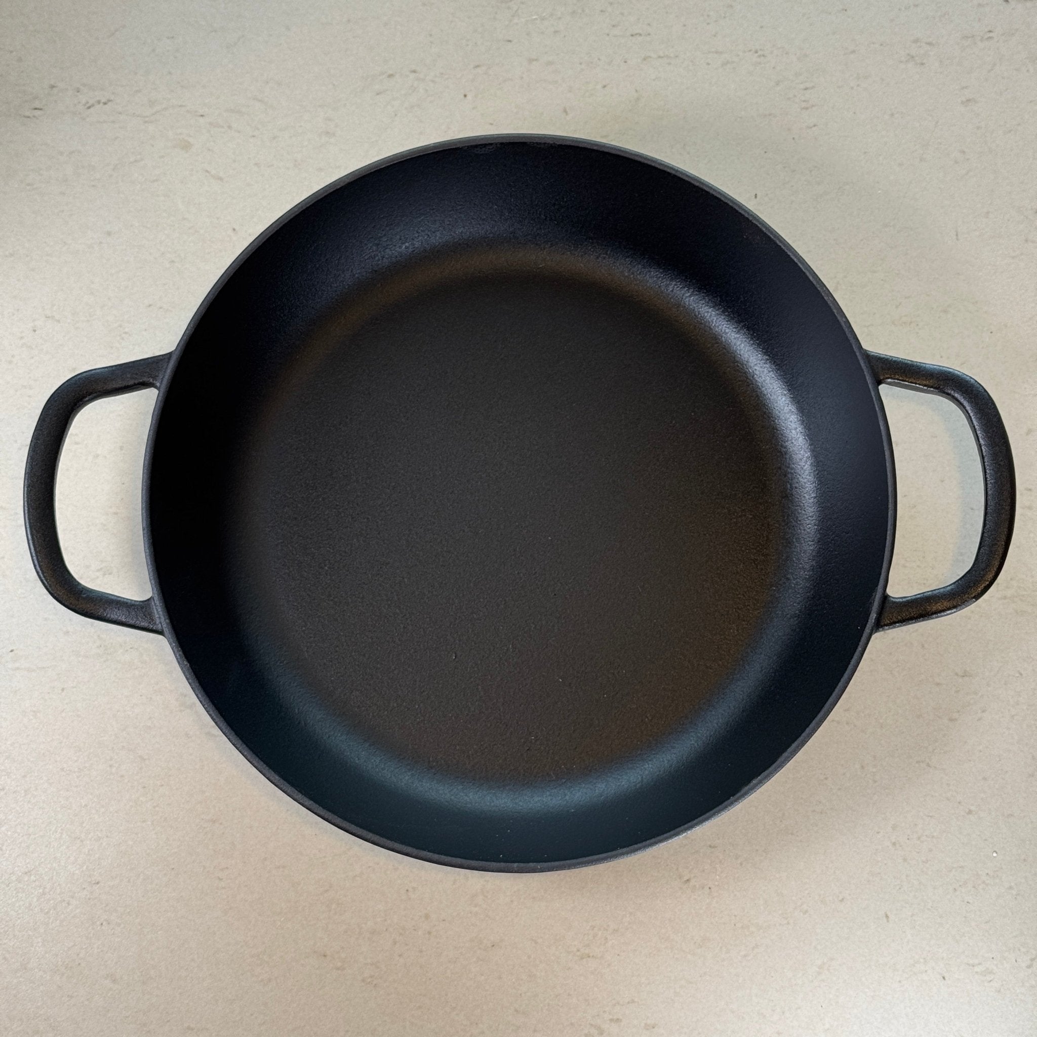 Faitout en fonte émaillée noir mat offrant une chaleur homogène pour mijoter soupes, pâtes et plats du quotidien