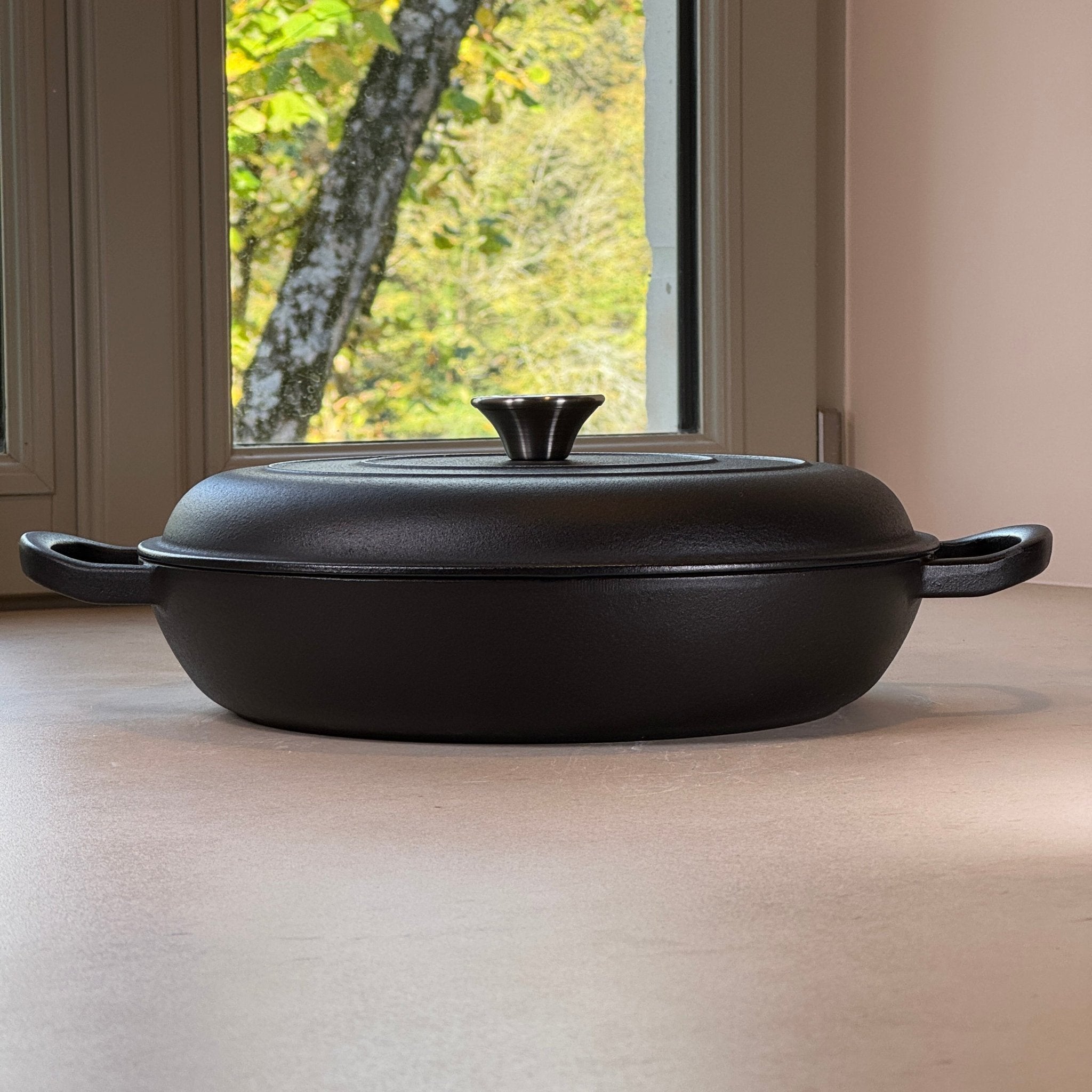Faitout en fonte noir mat assurant une diffusion lente et régulière de la chaleur pour une cuisson maîtrisée