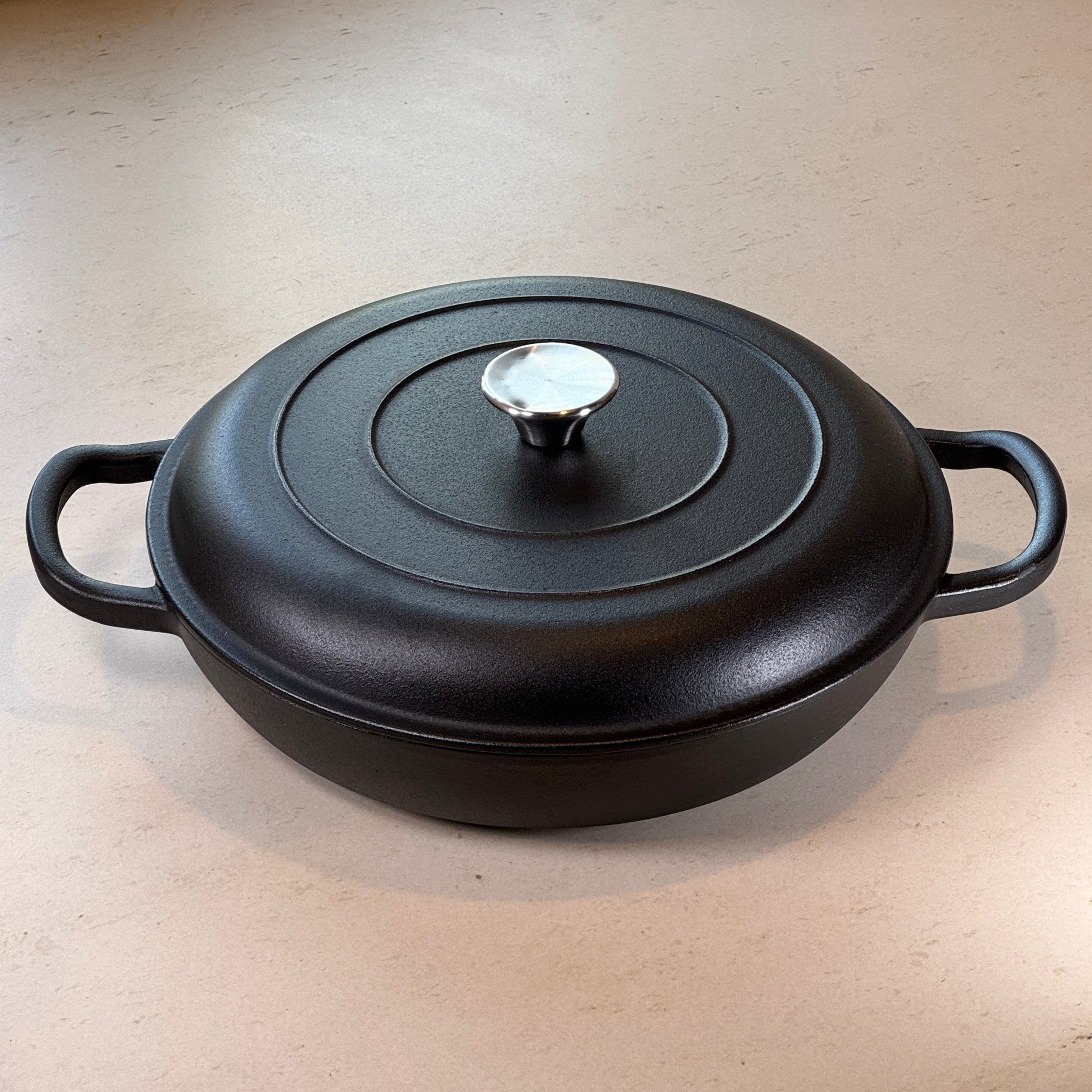 Faitout en fonte noir mat adapté à la cuisine quotidienne et aux plats faits maison