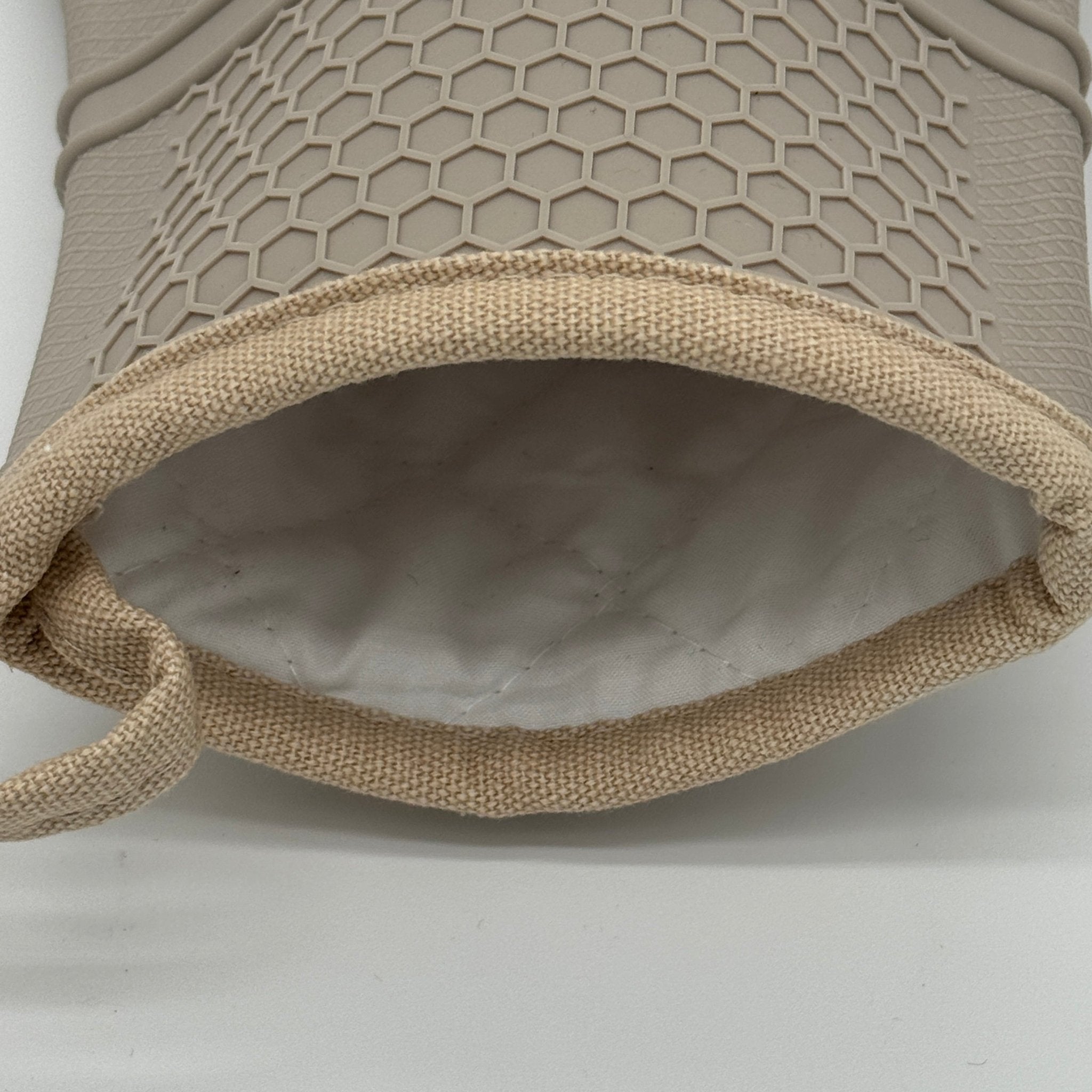 Gant de cuisine en silicone beige avec intérieur coton doux et isolant pour un confort optimal lors de la manipulation à chaud