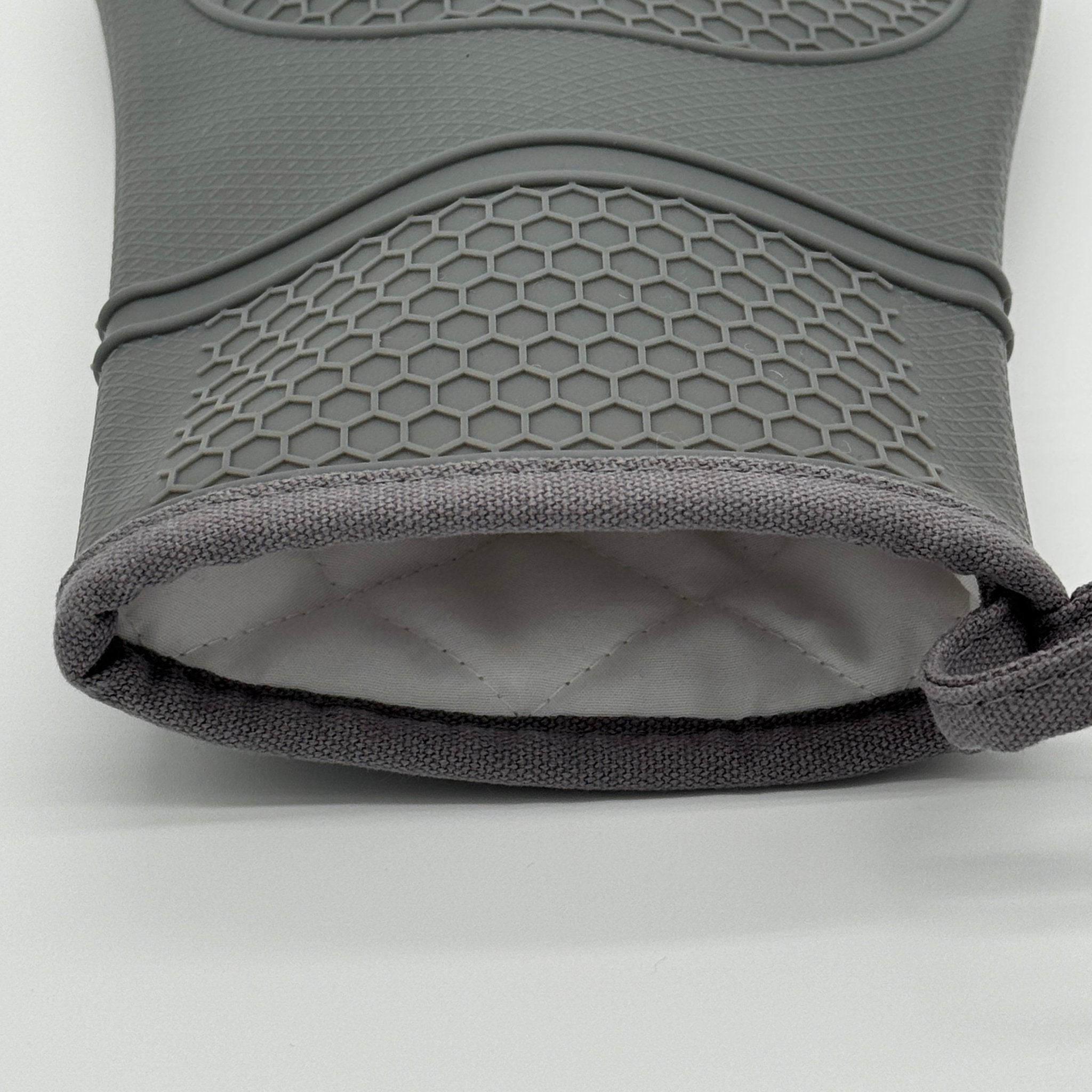 Gant de four en silicone gris long offrant une protection renforcée du poignet contre la chaleur