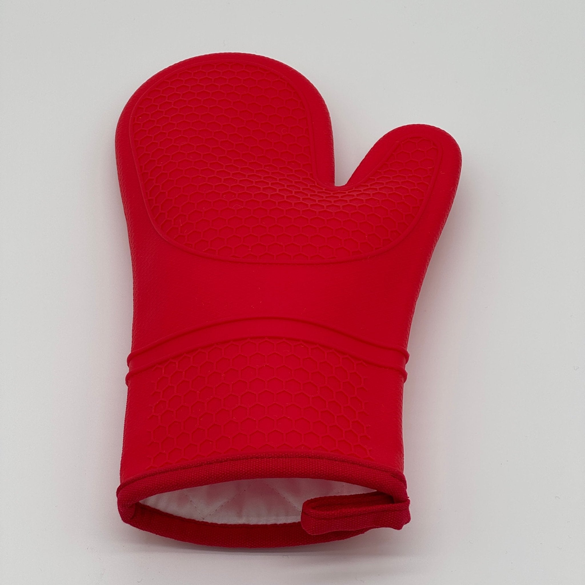 Gant de four en silicone rouge long offrant une protection renforcée du poignet contre la chaleur