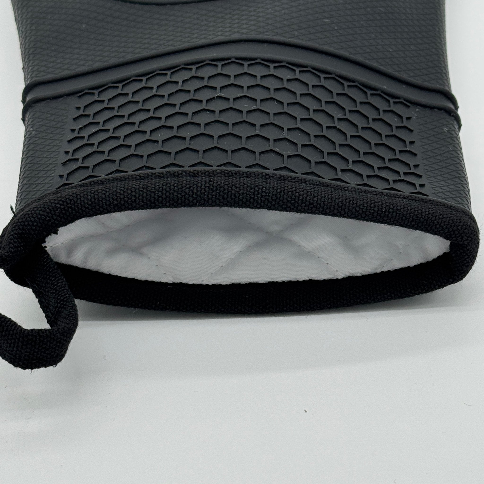 Gant de four en silicone noir long offrant une protection renforcée du poignet contre la chaleur