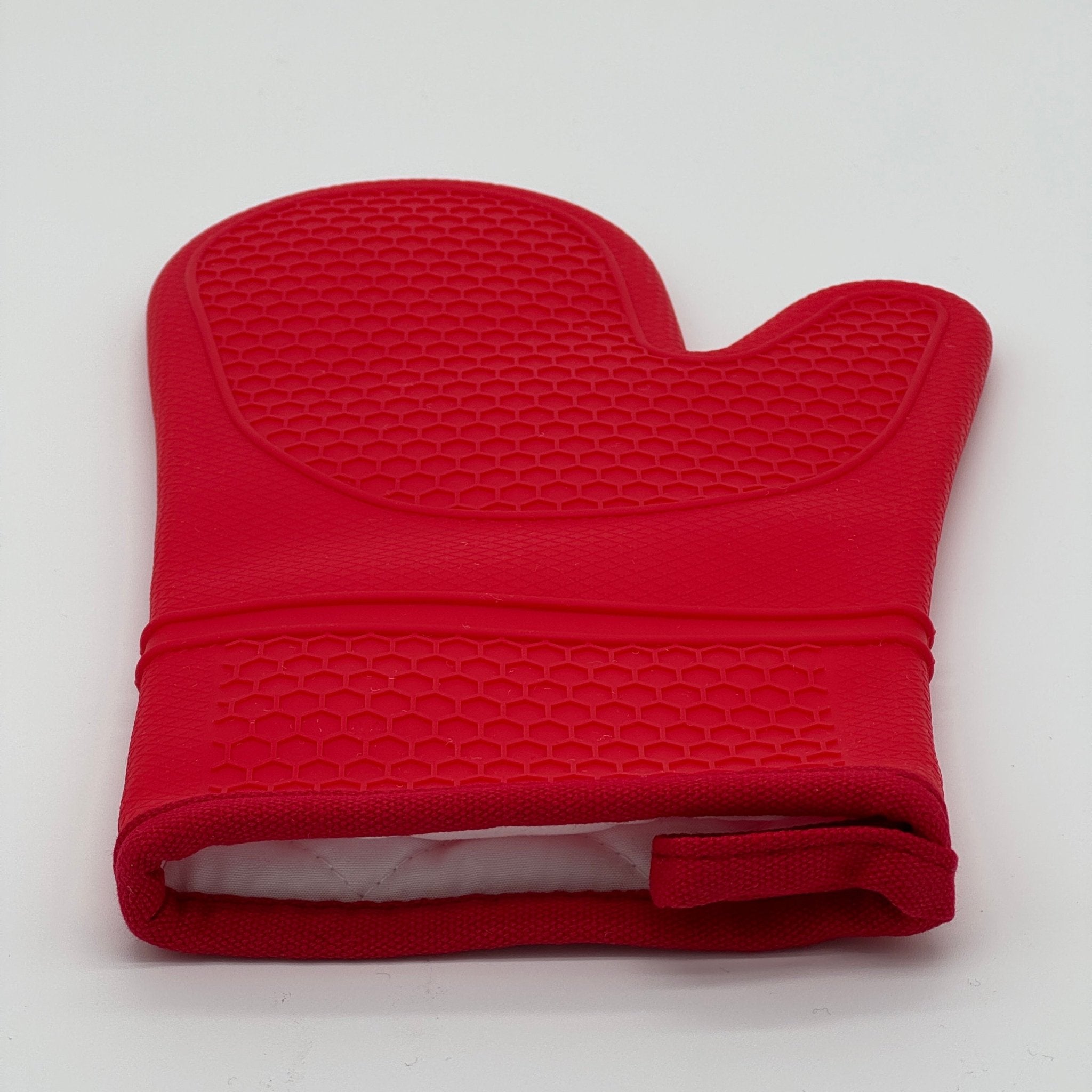 Détail de la texture antidérapante d’un gant de cuisine en silicone assurant une prise ferme sur plats et casseroles