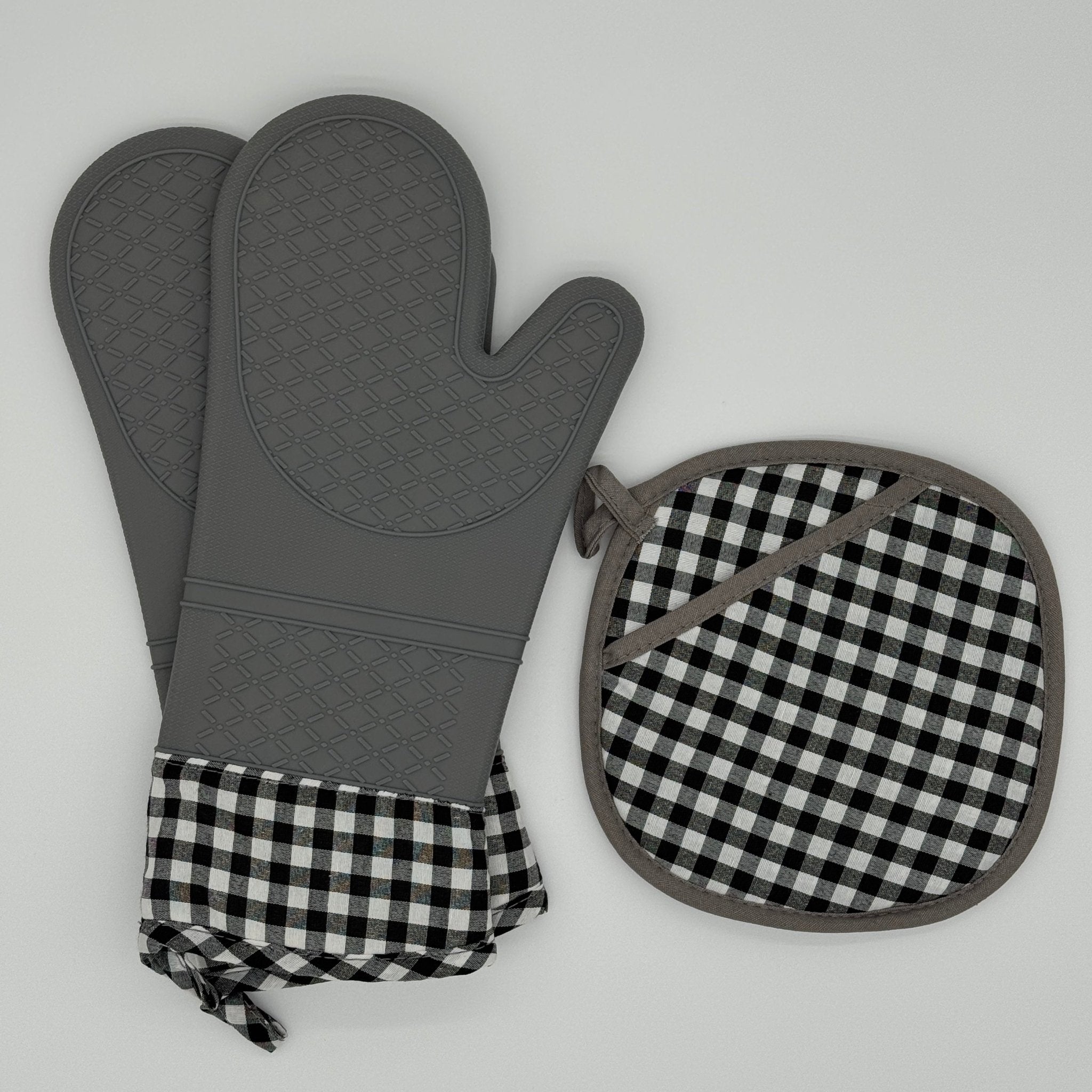 Gants et manique silicone gris vichy antichaleur pour manipuler cocottes, plats et poêles en fonte en toute sécurité
