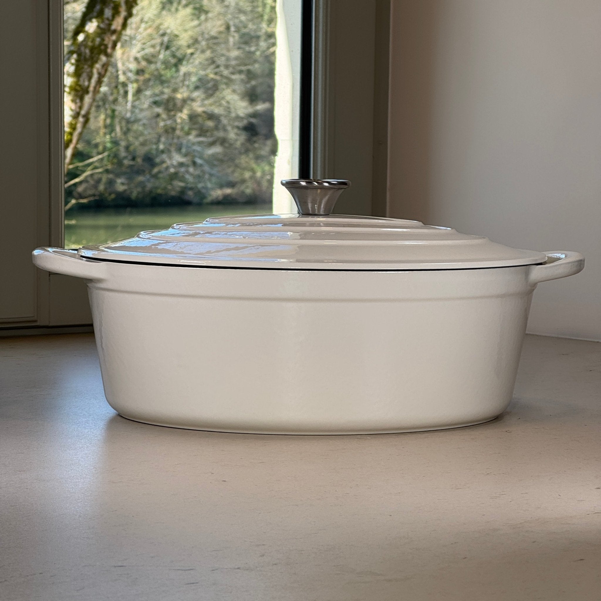 Grande cocotte en fonte émaillée blanc vanille avec couvercle et poignée métallique pour cuisson au four