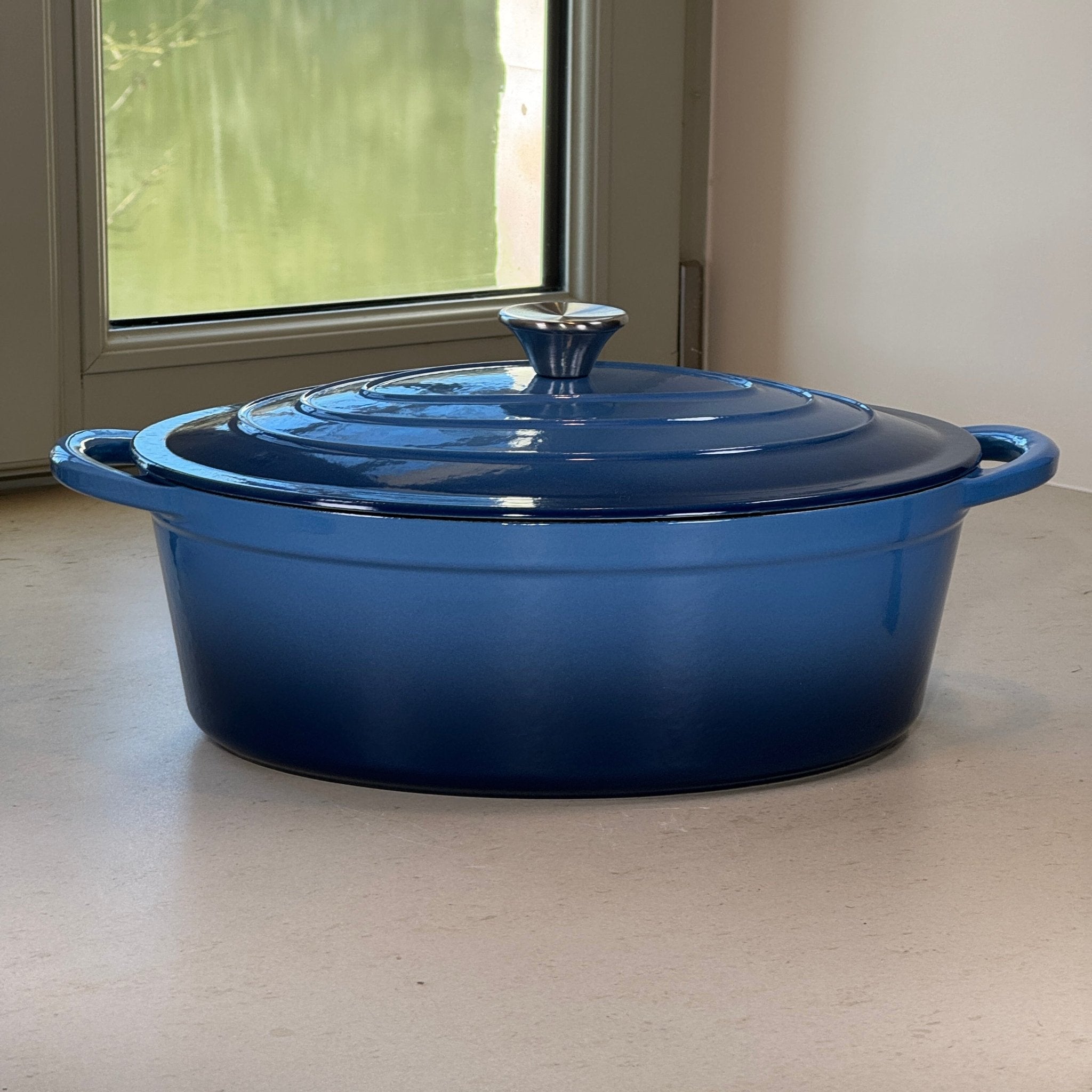 Grande cocotte en fonte émaillée bleue perle avec couvercle et poignée pour cuisson au four