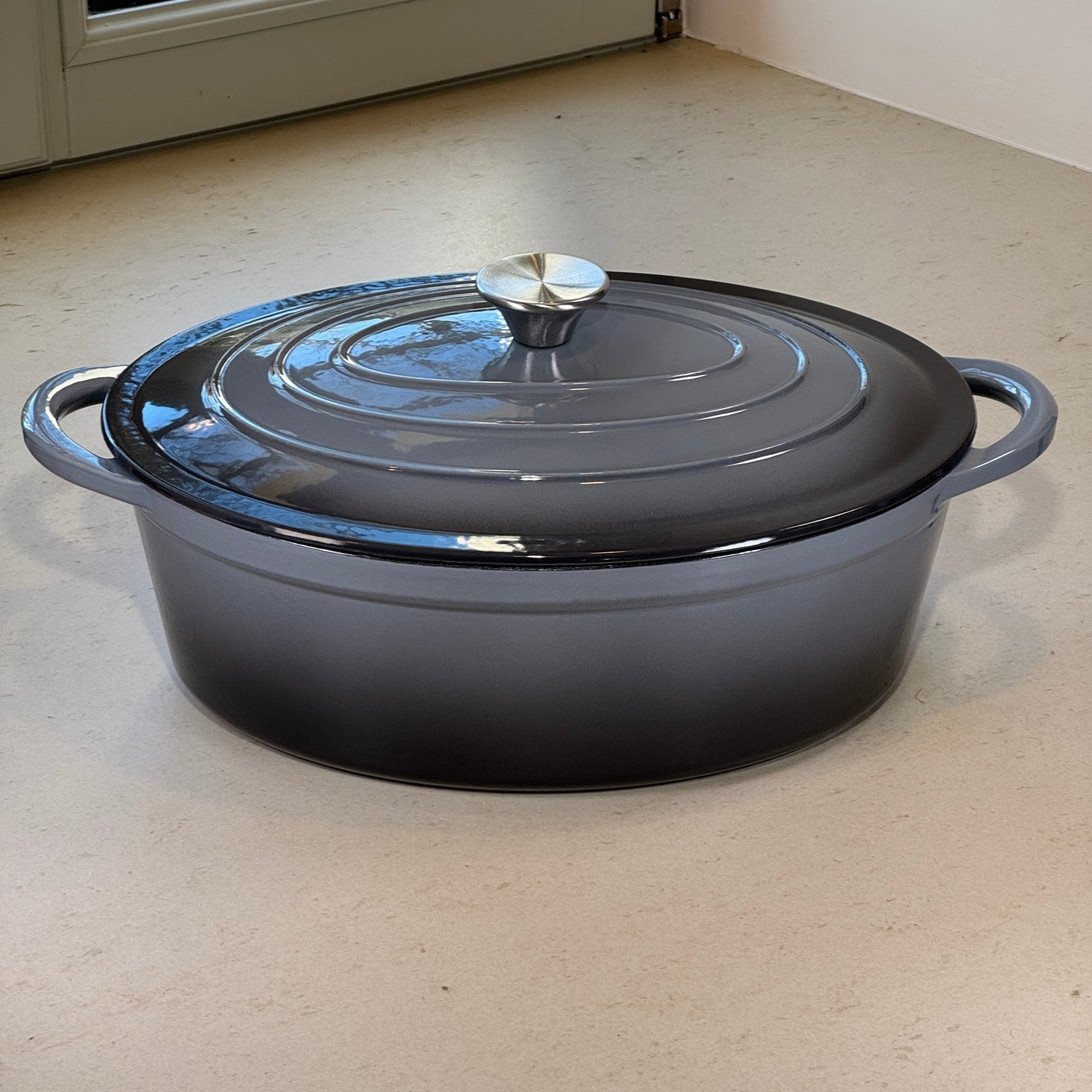 Grande cocotte en fonte émaillée gris anthracite avec couvercle et poignée métallique pour cuisson au four