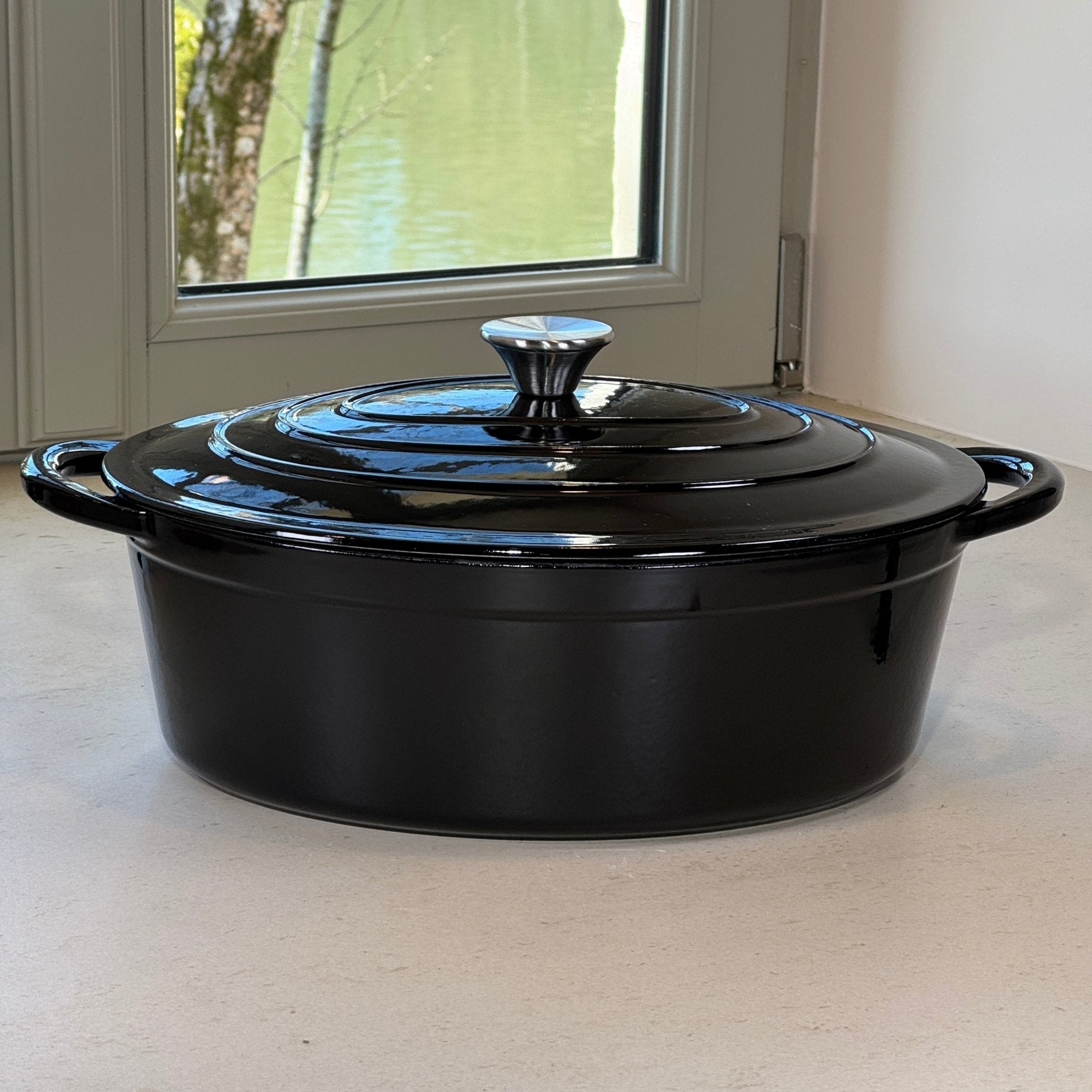 Grande cocotte en fonte émaillée noir brillant avec couvercle et poignée pour cuisson au four