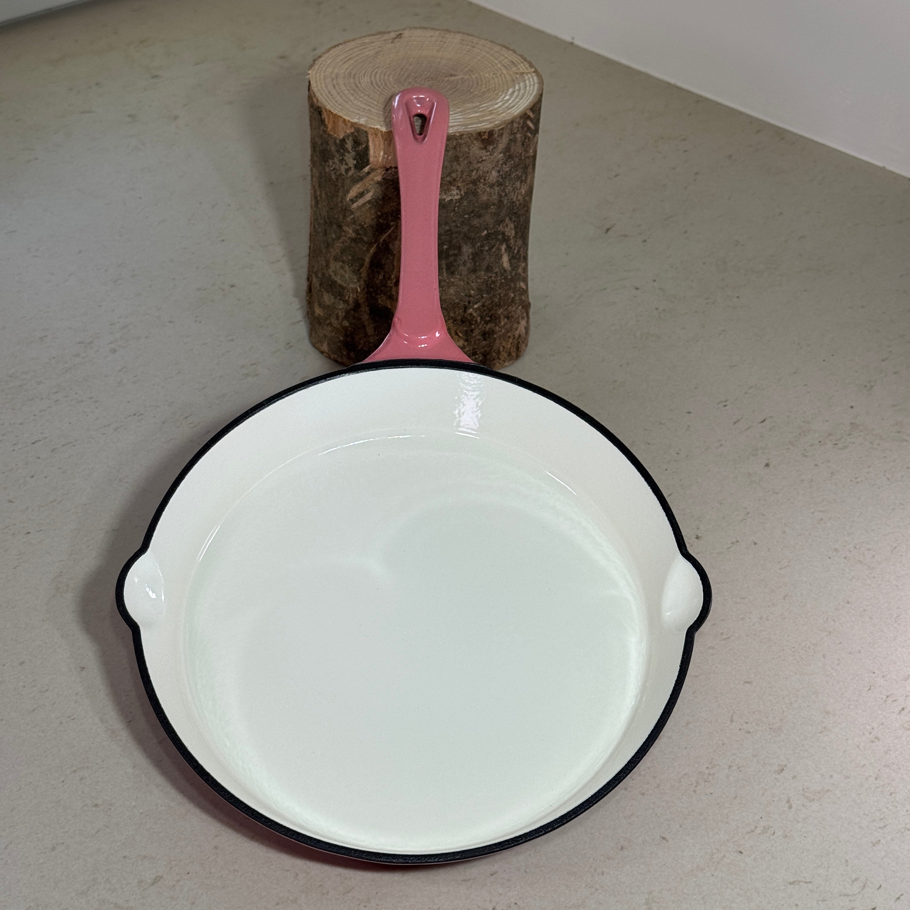 Grande poêle en fonte émaillée rose avec surface lisse pour cuisson homogène