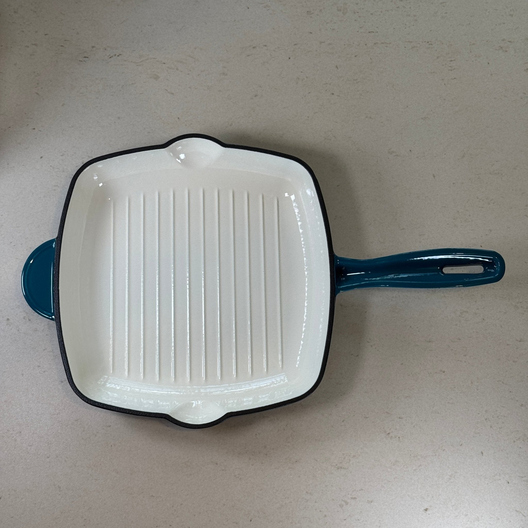 Grill carré en fonte émaillée bleu cyan pour légumes grillés, cuisson saine avec évacuation des graisses grâce aux rainures